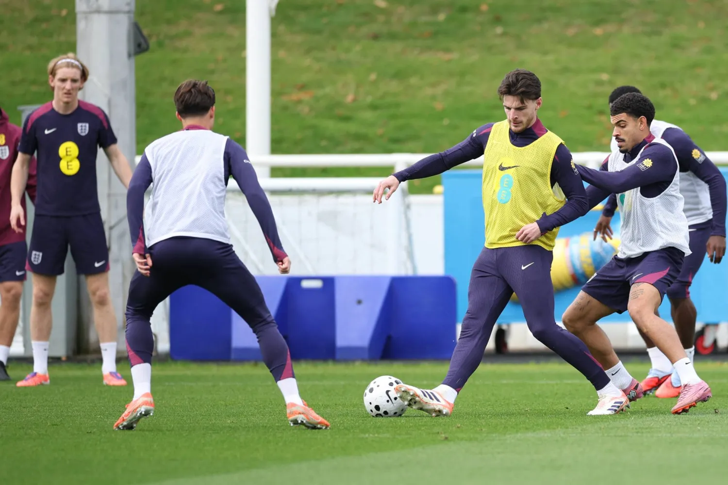 لاعبو انجلترا خلال التدريب قبل لقاء ويلز اليوم وديا قبل مباراة الحسم ضد لاتفيا (رويترز)