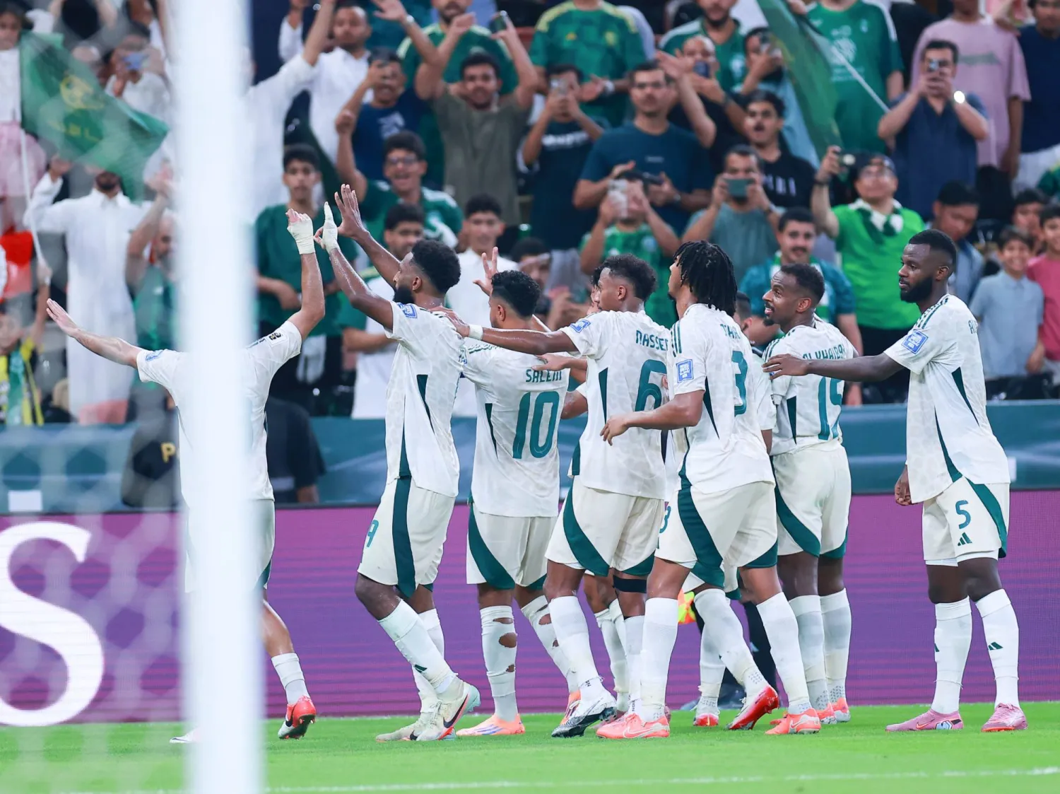 لاعبو الأخضر يحتفلون بالهدف الثالث (تصوير: عدنان مهدلي)