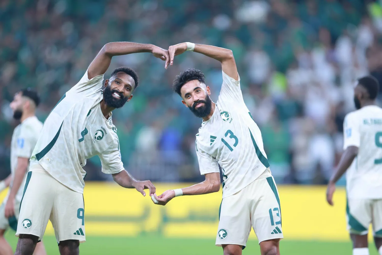 البريكان يحتفل مع بوشل بعد الهدف الثاني (تصوير: عدنان مهدلي)