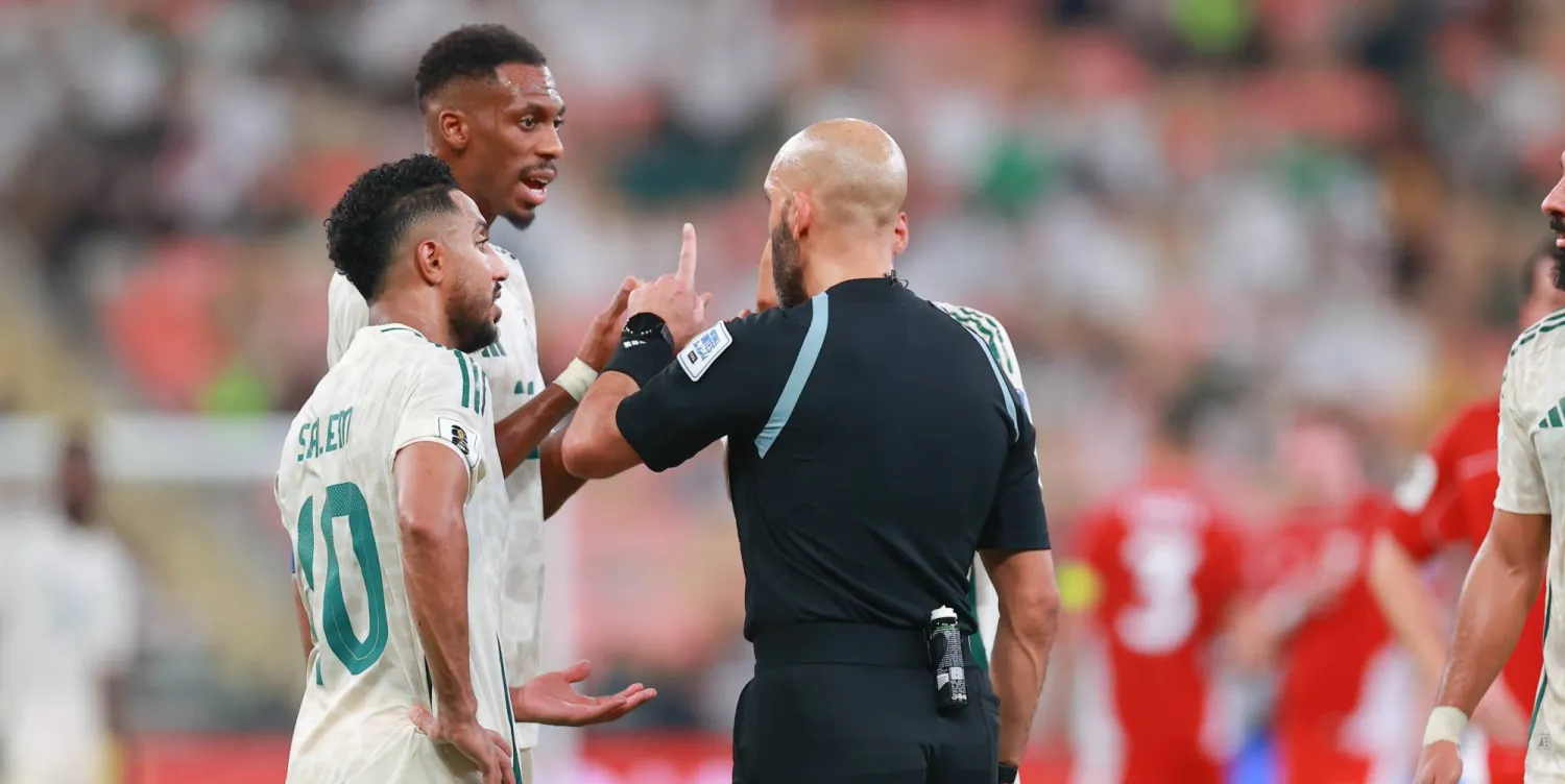 محمد كنو في نقاش مع الحكم الكويتي بعد الطرد (تصوير: عدنان مهدلي) 