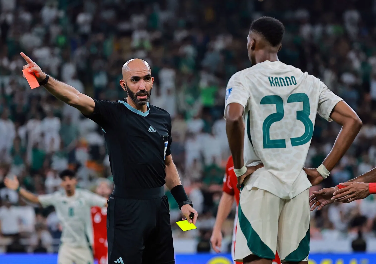 كنو لحظة تعرضه للطرد (رويترز)