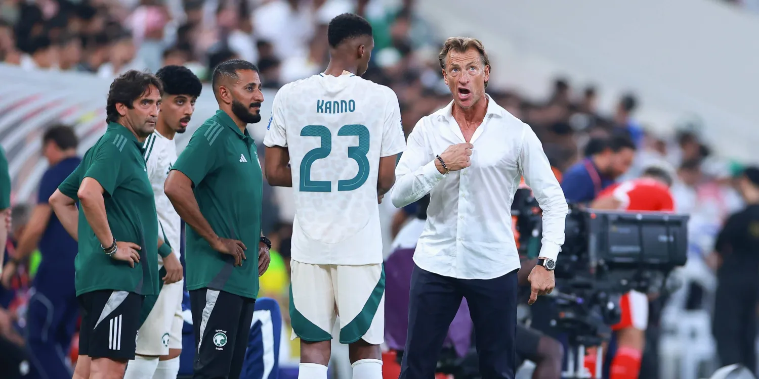 رينارد يوجه كنو خلال المباراة (تصوير: عدنان مهدلي)