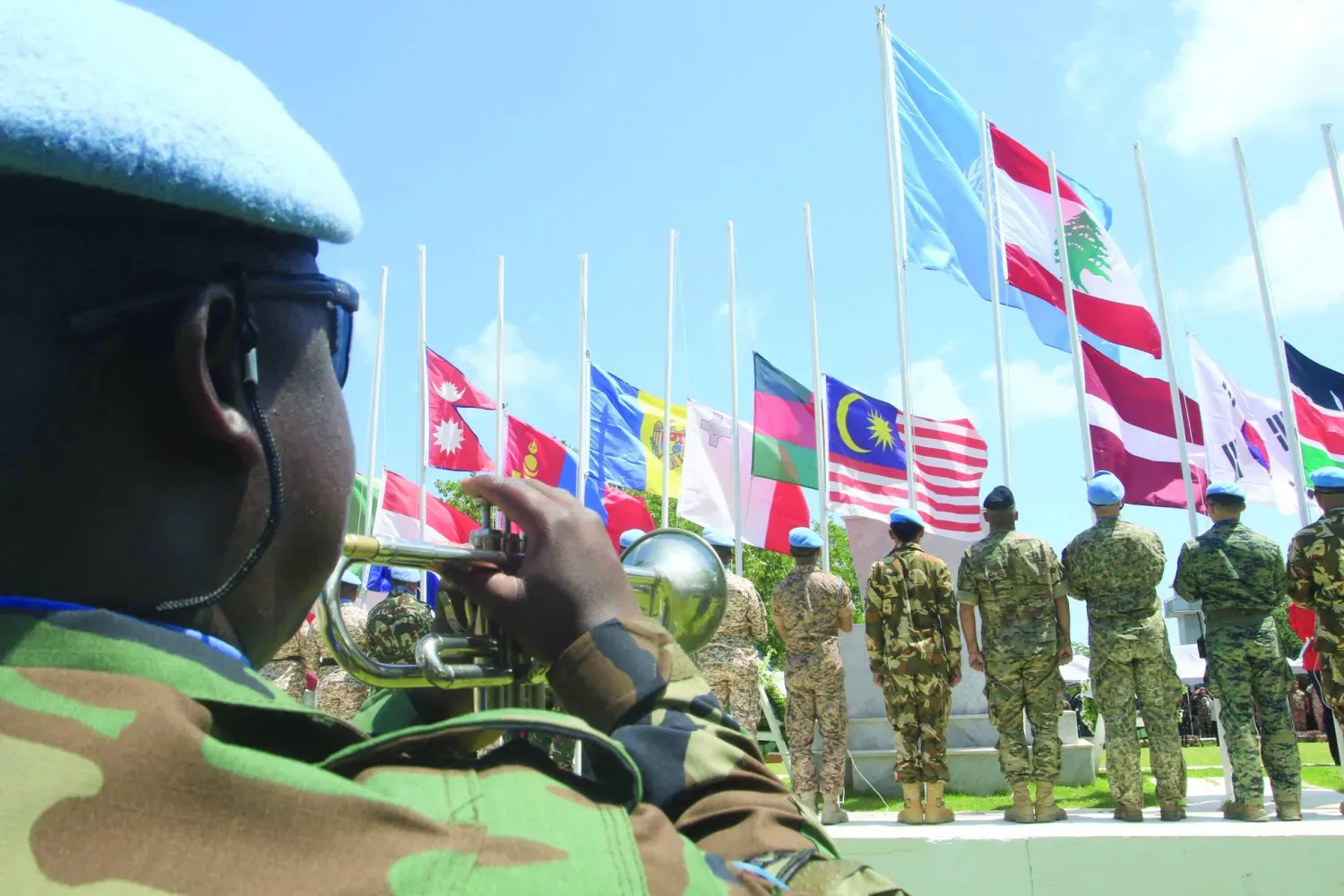 UNIFIL askerleri, 29 Mayıs 2025'te Güney Lübnan'da Nakura'daki BM Barış Gücü karargahında BM Barış Günü'nün 77. yıl dönümünü anıyor (Arşiv-AFP)