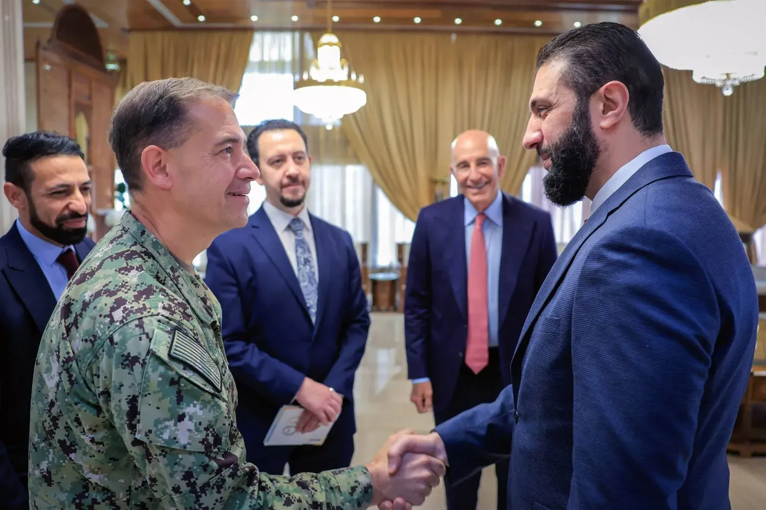 Suriye Cumhurbaşkanı Ahmed eş-Şara, ABD’nin Suriye Özel Temsilcisi Tom Barrack ve ABD Merkez Komutanlığı (CENTCOM) Komutanı Amiral Brad Cooper ile Şam'da bir araya geldi (AFP)