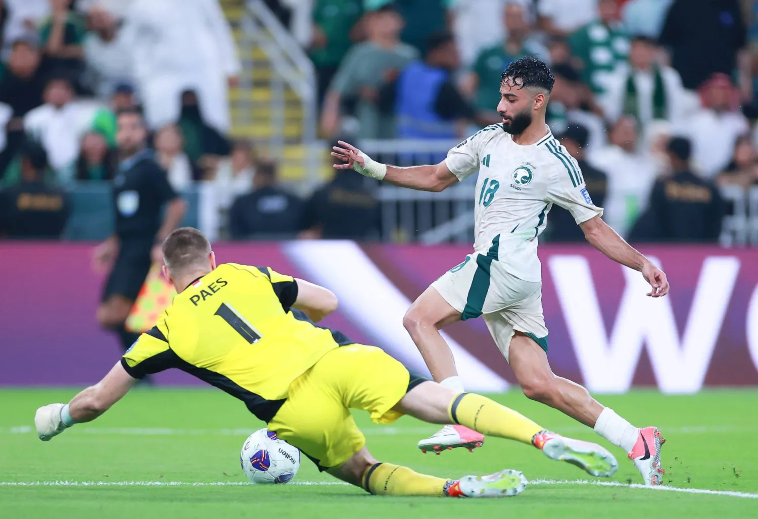 أبو الشامات في محاولة هجومية ضد المرمى الإندونيسي (تصوير: عدنان مهدلي)