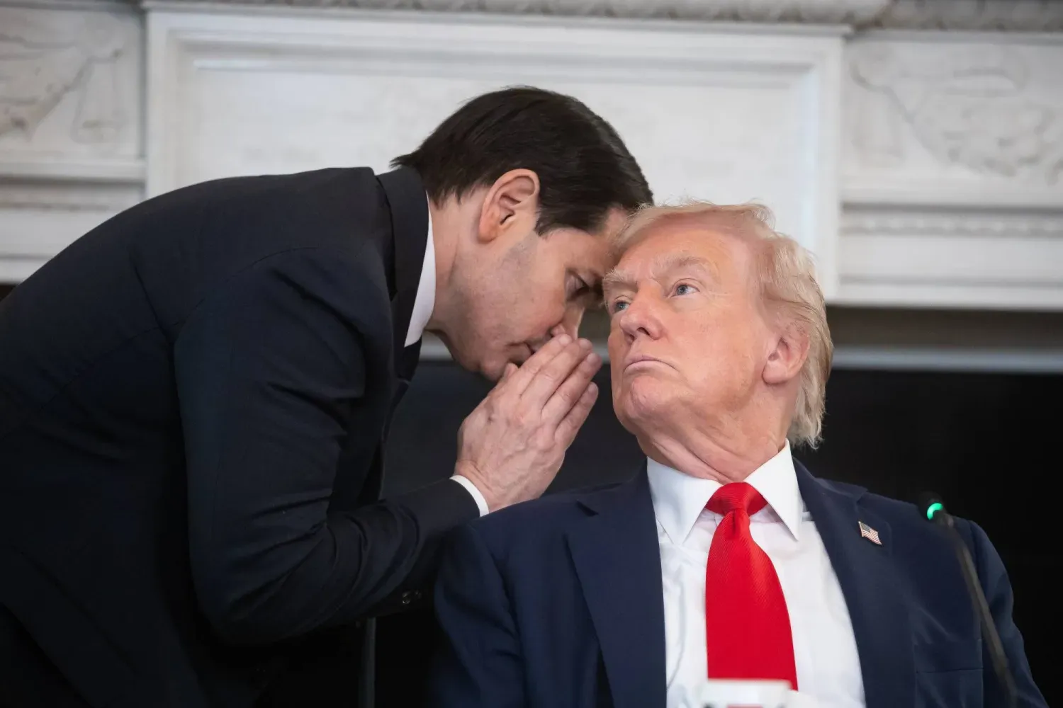 ABD Dışişleri Bakanı Rubio, Beyaz Saray'ın Devlet Yemek Salonu'nda Antifa hareketi üzerine yapılan yuvarlak masa toplantısı sırasında Trump'ın kulağına fısıldarken (EPA)