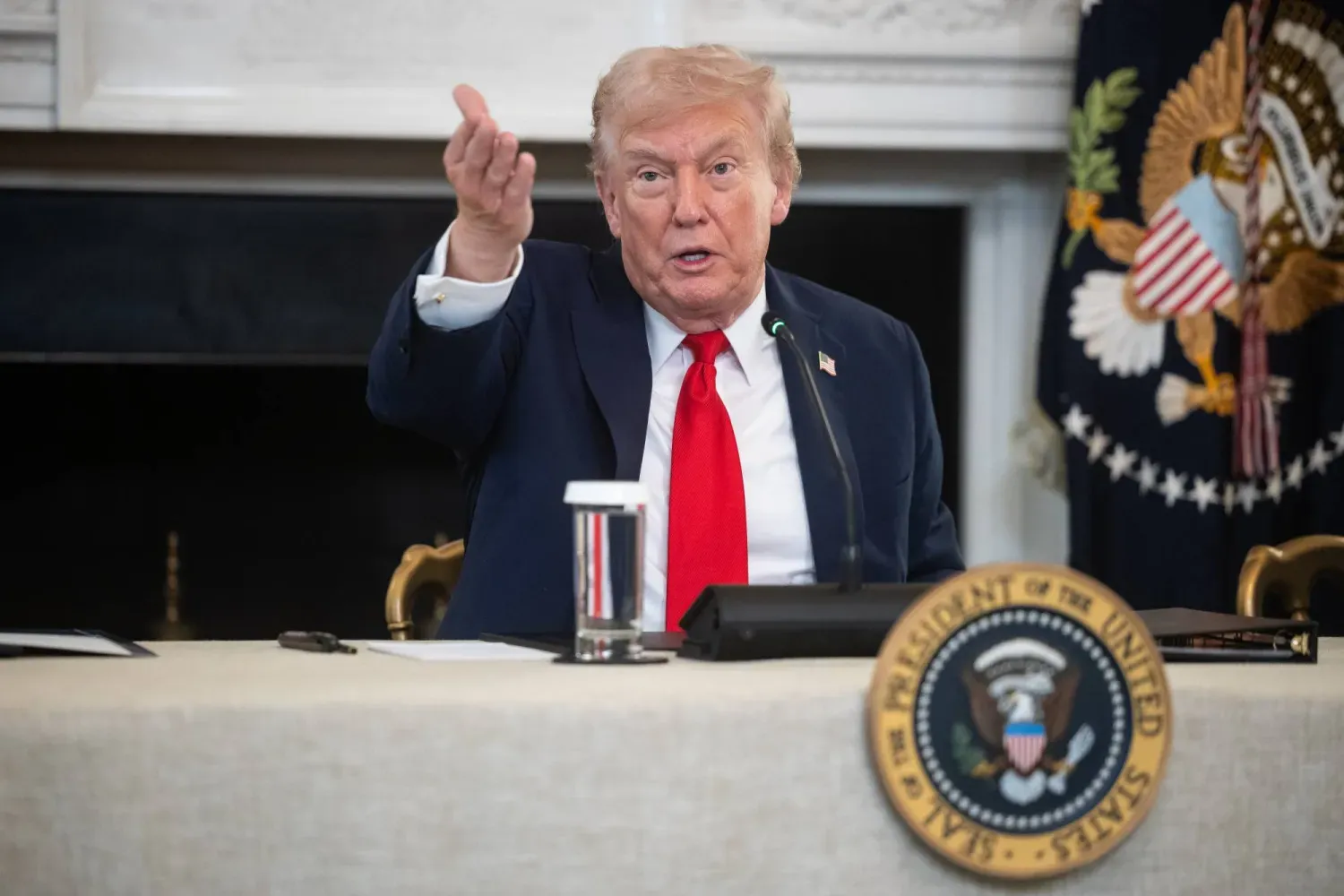 Trump, Beyaz Saray'ın Devlet Yemek Salonu'nda Antifa hareketi üzerine düzenlenen yuvarlak masa toplantısında konuşuyor. (EPA)