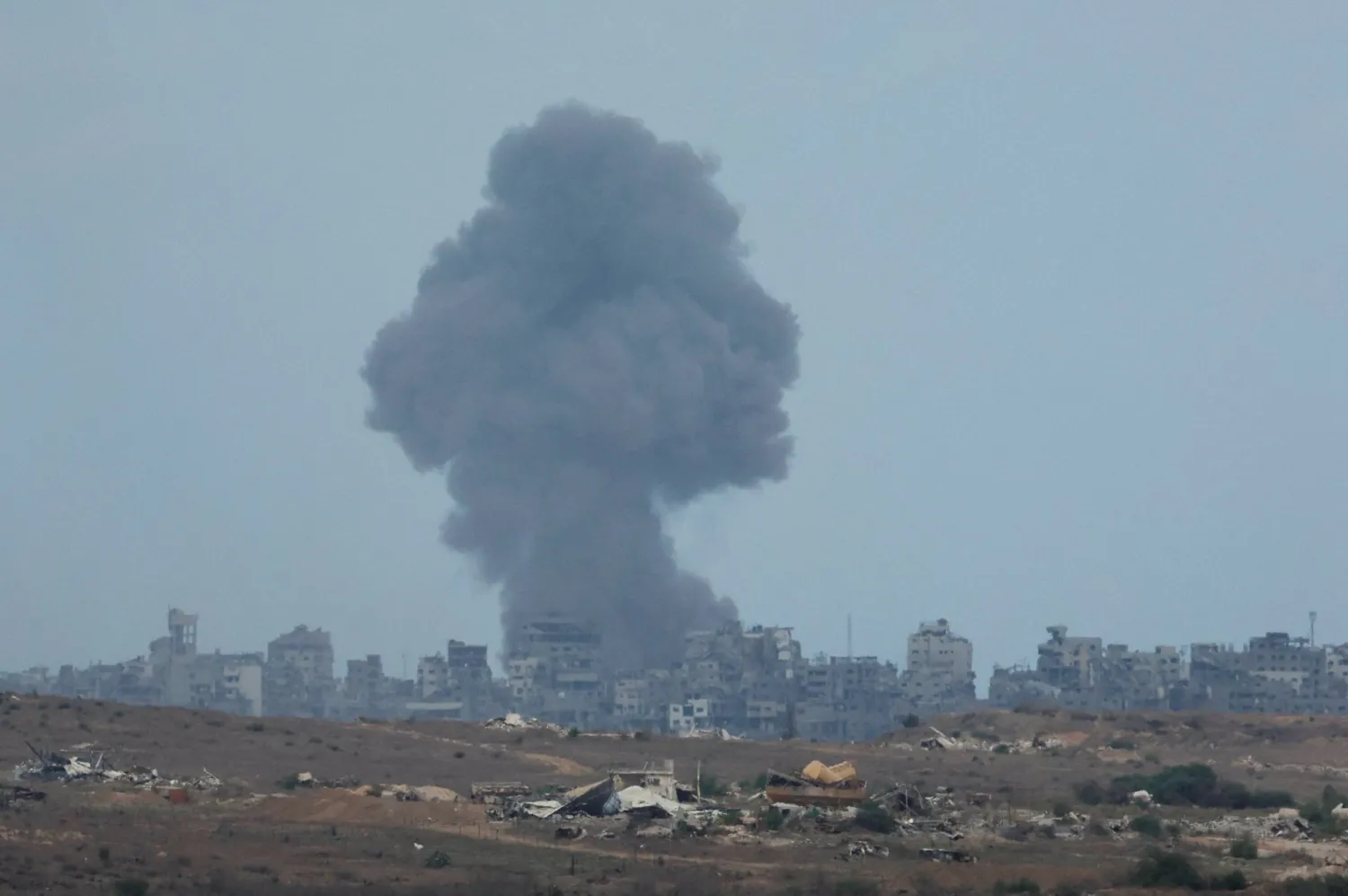 يتصاعد الدخان من غزة بعد أن أعلن ترمب أن إسرائيل و«حماس» اتفقتا على المرحلة الأولى من وقف إطلاق النار بالقطاع (رويترز)