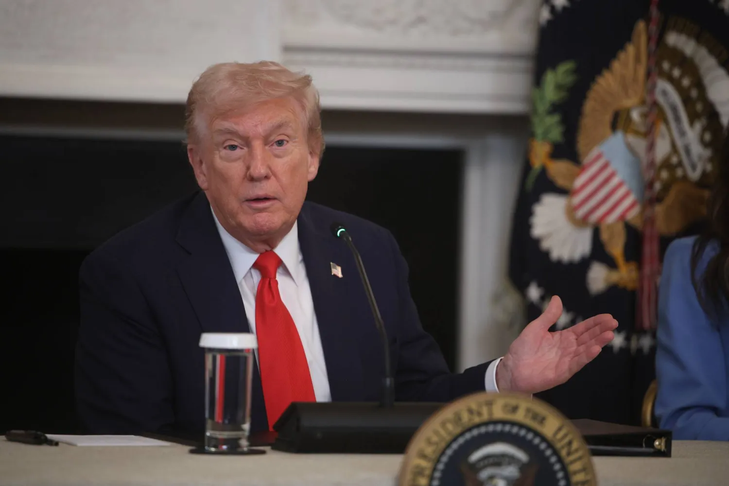 الرئيس الأميركي دونالد ترمب خلال جلسة مع حركة «أنتيفا» في غرفة الطعام الرسمية بالبيت الأبيض (إ.ب.أ)