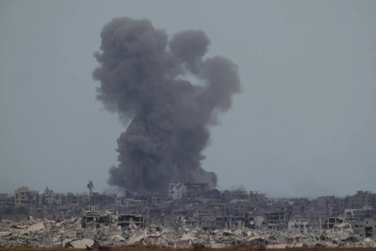 تصاعد الدخان جراء الغارات الإسرائيلية على قطاع غزة (أ.ب)