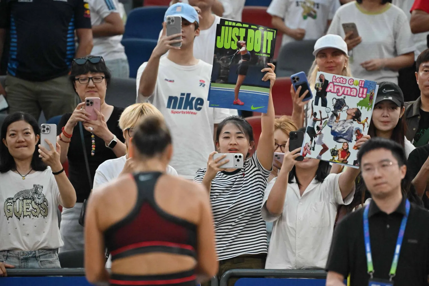 سابالينكا أمام عدسات هواتف المشجعين عقب فوزها (أ.ف.ب)