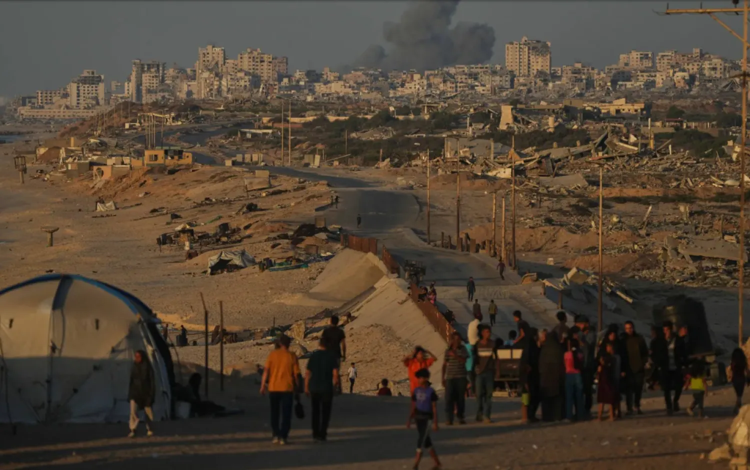 فلسطينيون نازحون يسيرون على طول الطريق الساحلي (أ.ب)