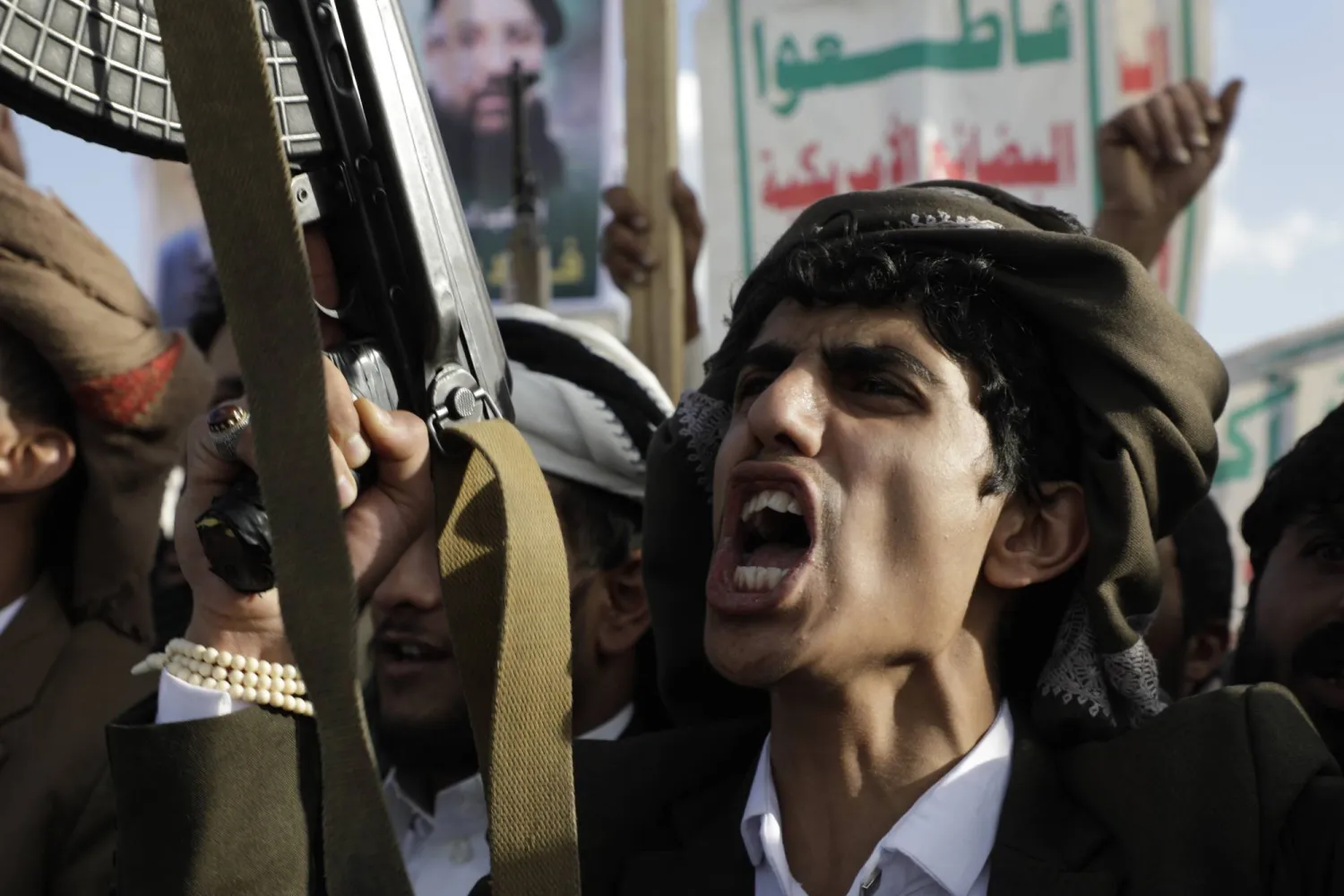 ملايين اليمنيين في مناطق سيطرة الحوثيين يعيشون تحت سطوة القمع (أ.ب)