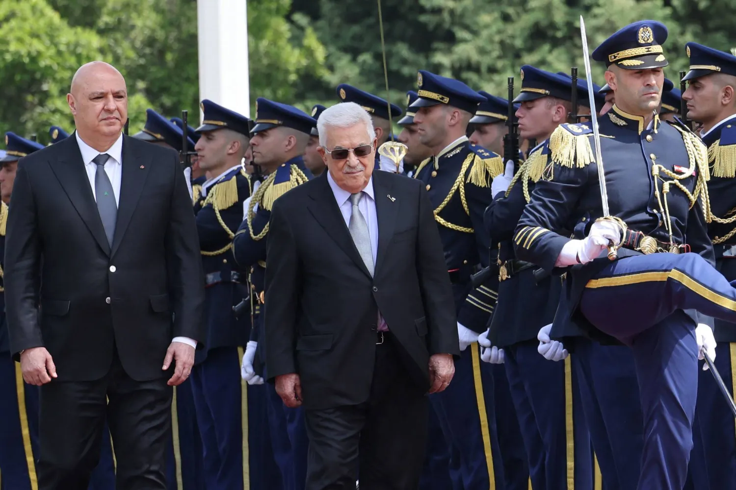 الرئيس الفلسطيني محمود عباس يستعرض حرس الشرف بجانب الرئيس اللبناني جوزيف عون بمناسبة زيارته للبنان في 21 مايو (أ.ف.ب)