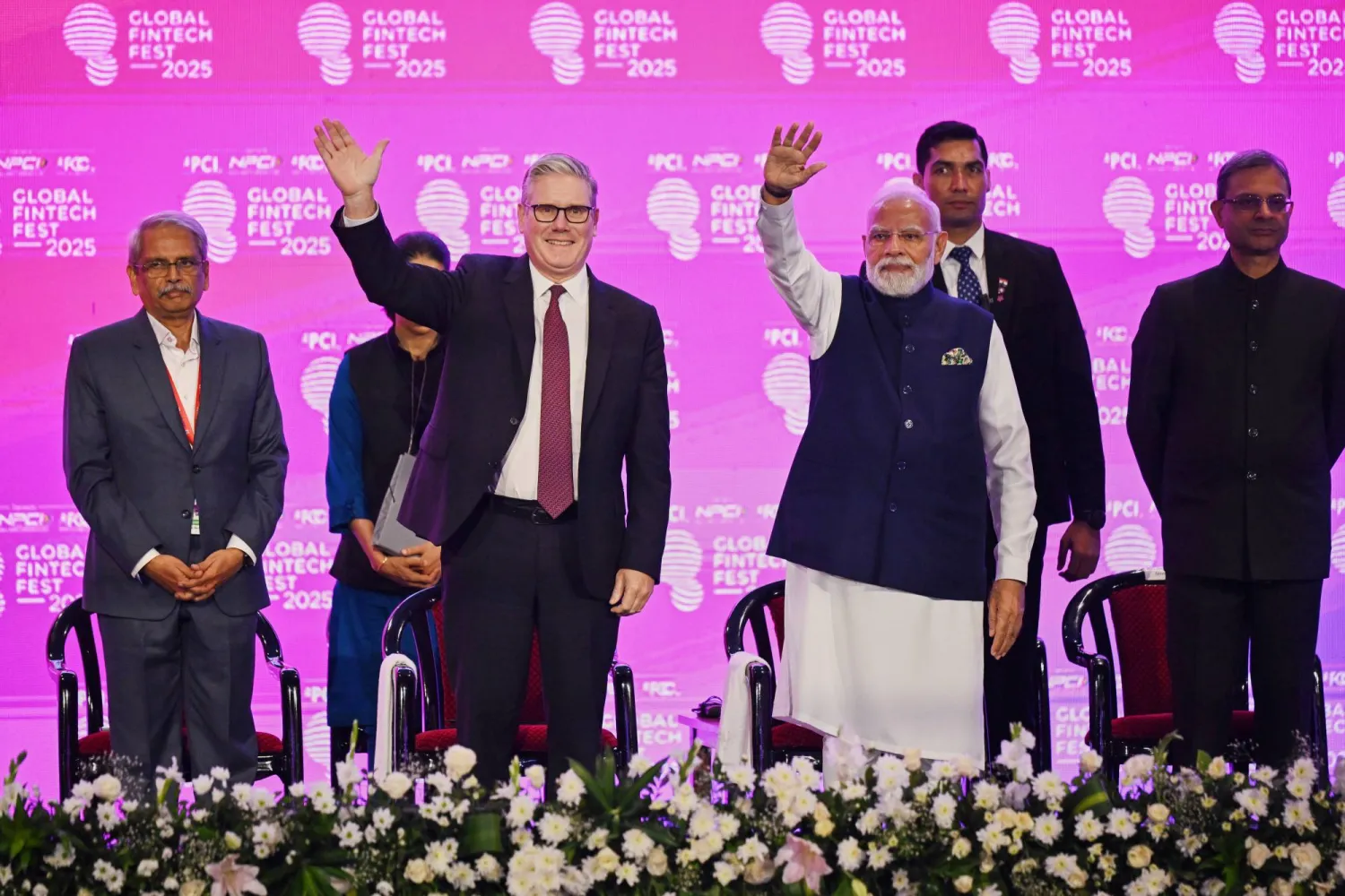 رئيس الوزراء الهندي ناريندرا مودي ونظيره البريطاني كير ستارمر خلال مؤتمر بمدينة مومباي يوم الخميس (أ.ب)