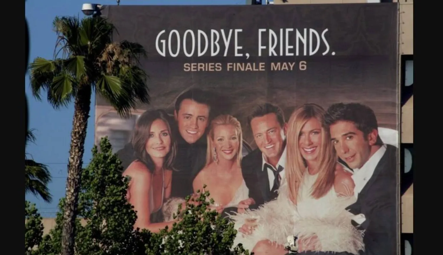 لافتة تُظهر فريق مسلسل «فريندز» (رويترز)