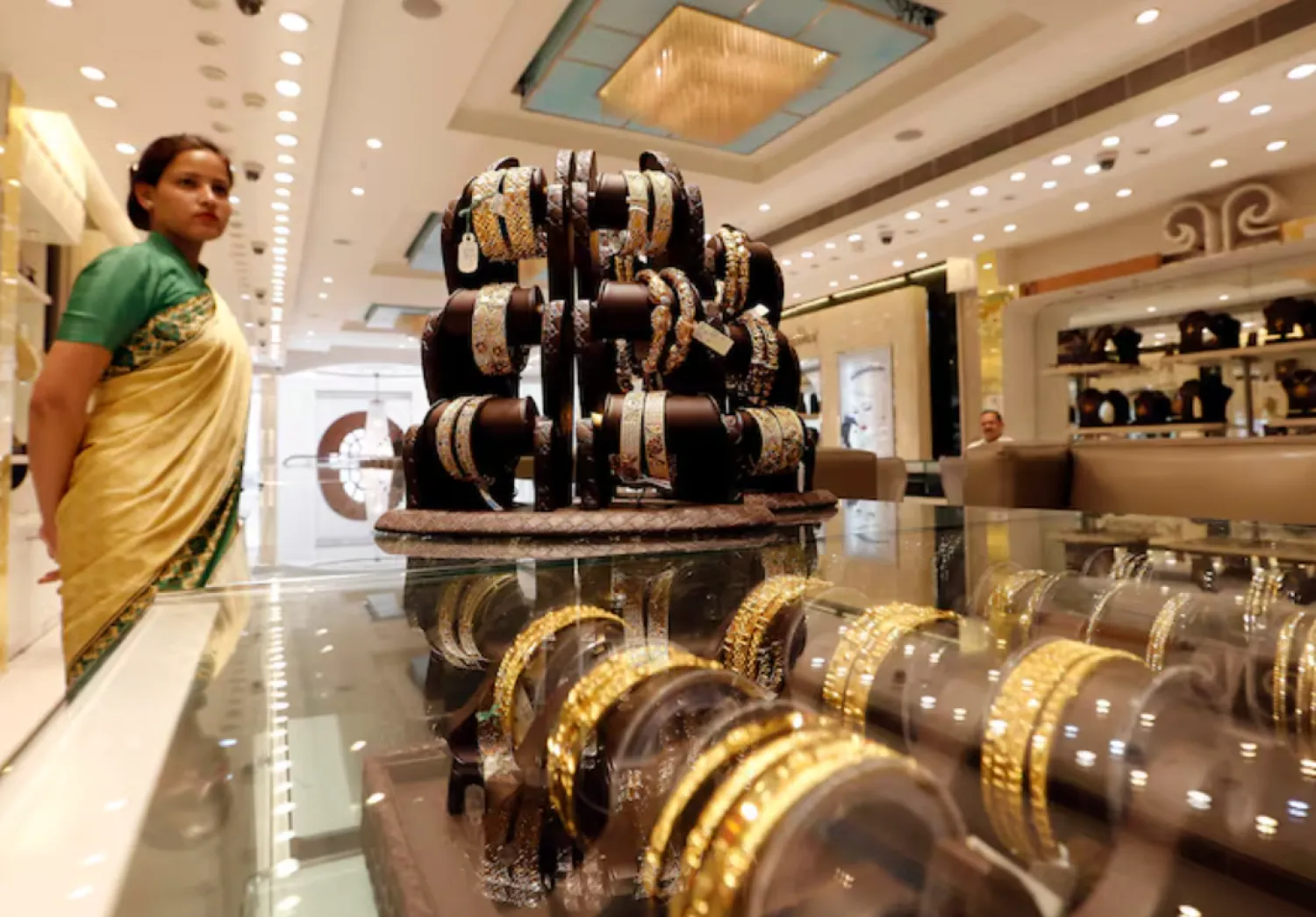 Gold jewellery is displayed at a shop in New Delhi, India, March 1, 2016. REUTERS/Anindito Mukherjee 