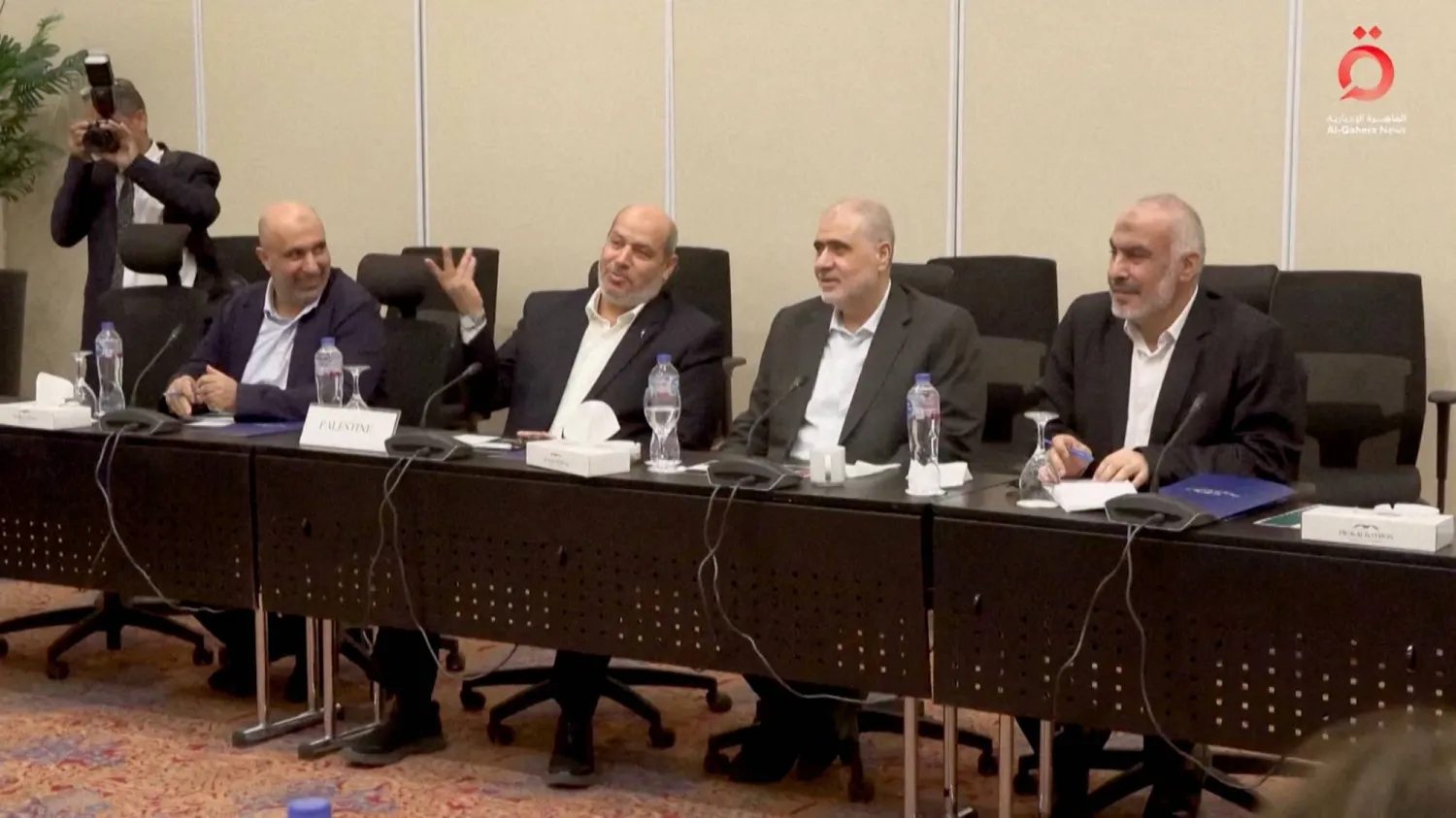 خليل الحية المسؤول البارز في «حماس» يُشير بيده خلال اجتماع قبل إعلان اتفاق وقف إطلاق النار بغزة بمدينة شرم الشيخ المصرية يوم الأربعاء (تلفزيون «القاهرة الإخبارية»)