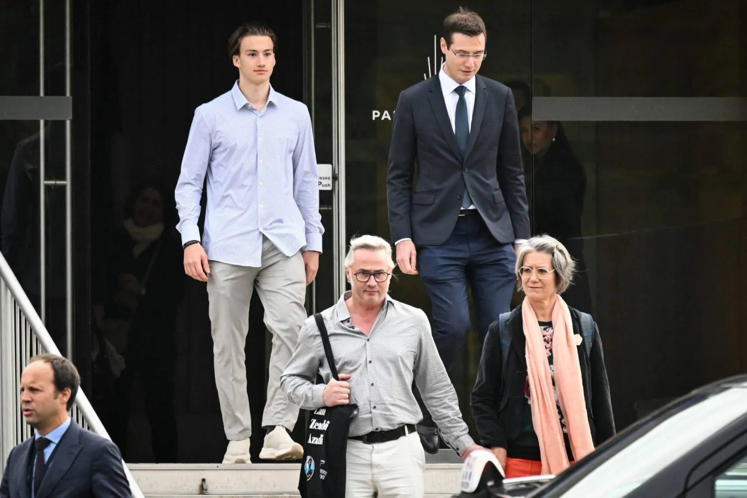 المواطن الفرنسي الألماني الفرنسي لينارت مونترلوس 19 عاماً يغادر مع والديه (في الأمام) مطار شارل ديغول في ضواحي باريس (أ.ف.ب)