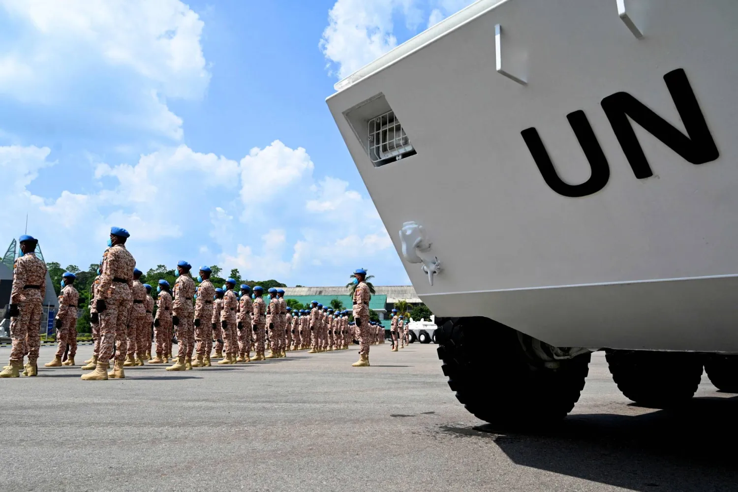 عناصر من بعثة «اليونيفيل» العاملة في جنوب لبنان (أ.ف.ب)