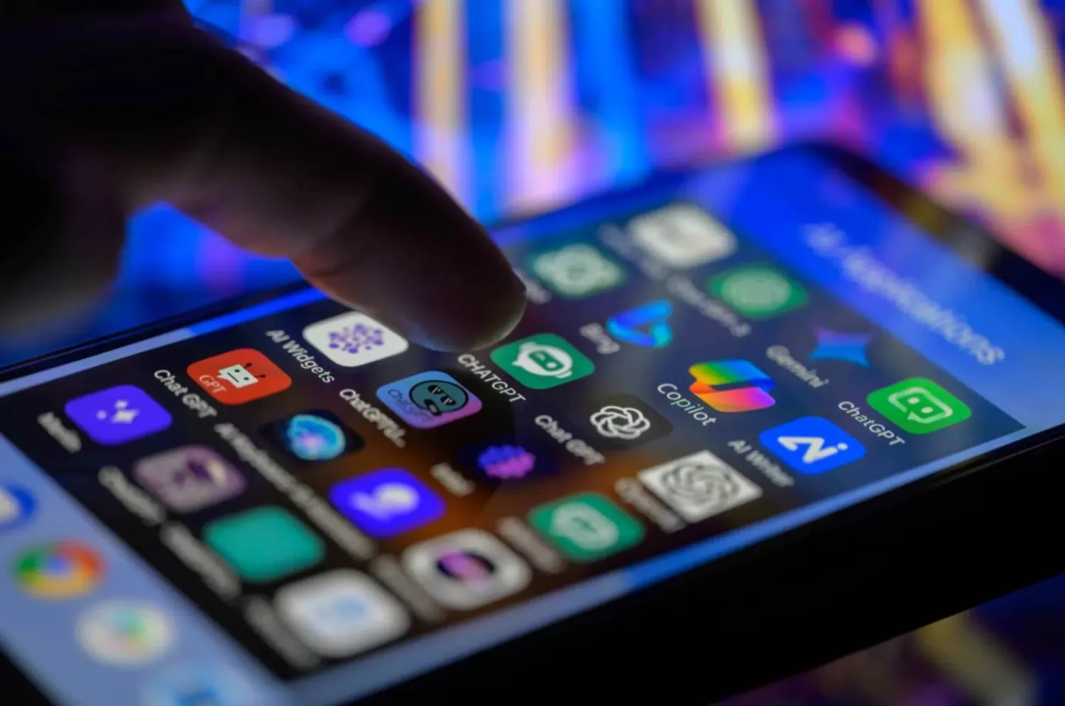 شهدت تطبيقات الذكاء الاصطناعي قفزة هائلة خلال السنوات الأخيرة مما يستدعي توعية في استخداماتها (رويترز)