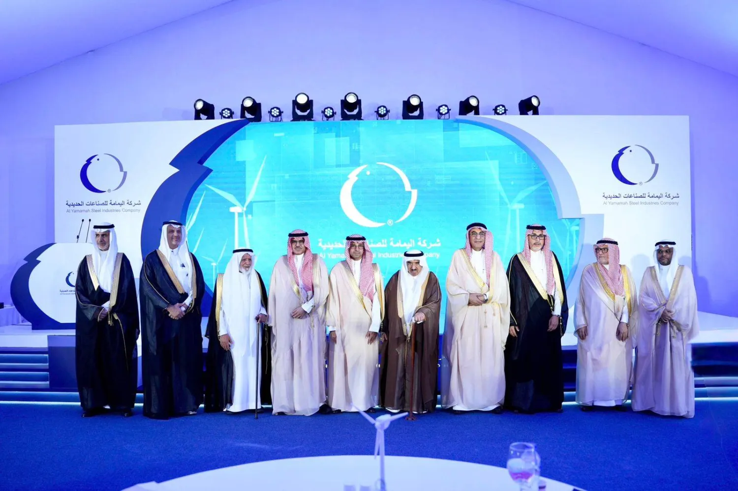 صورة جماعية للمسؤولين عقب تدشين المصنع الجديد لأنظمة طاقة الرياح في ينبع (الشرق الأوسط)