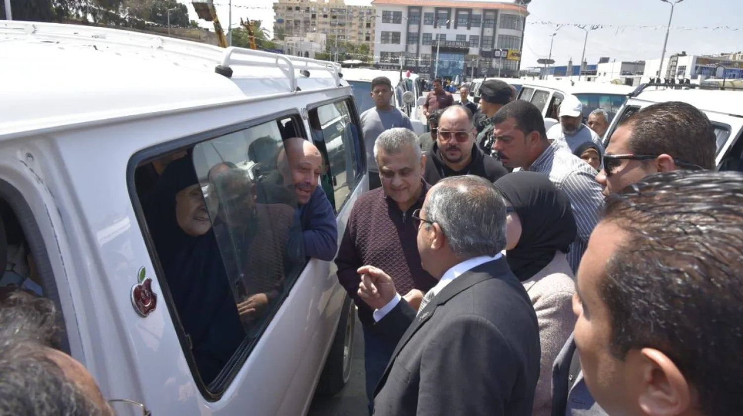 محافظ بورسعيد خلال جولة سابقة للرقابة على مواقف الميكروباص بعد زيادة سعر البنزين في أبريل الماضي (محافظة بورسعيد)