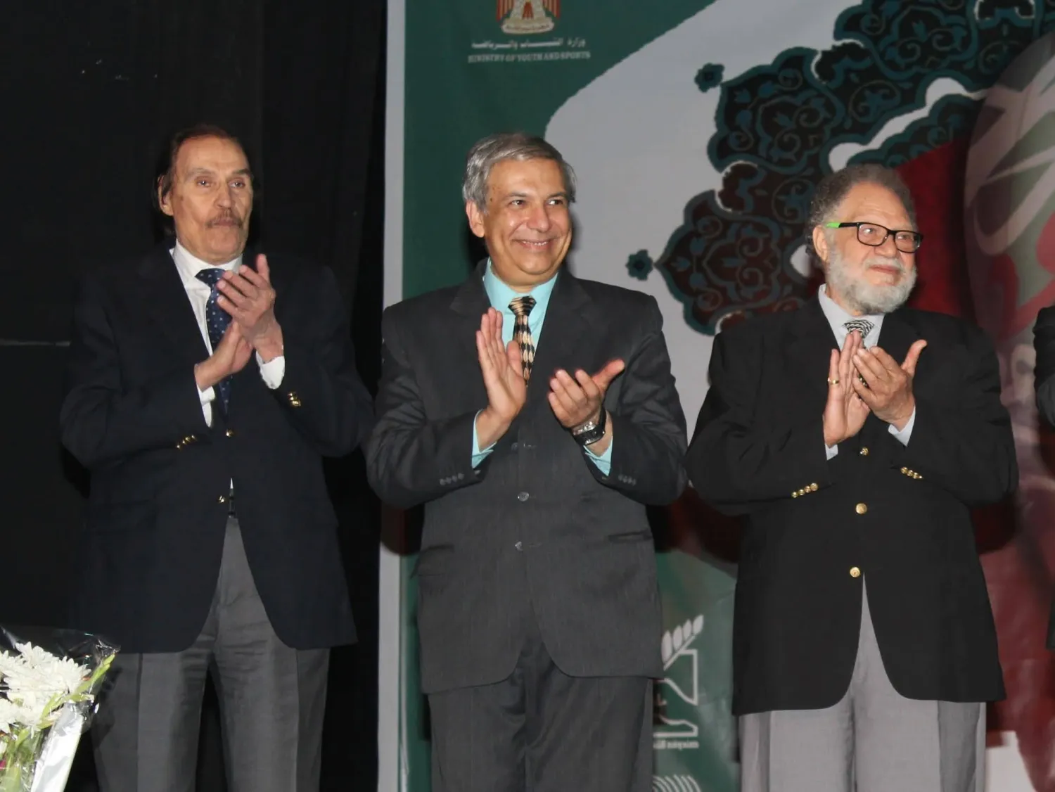 دوارة بين يحيى الفخراني وعزت العلايلي على المسرح (حسابه على «فيسبوك»)