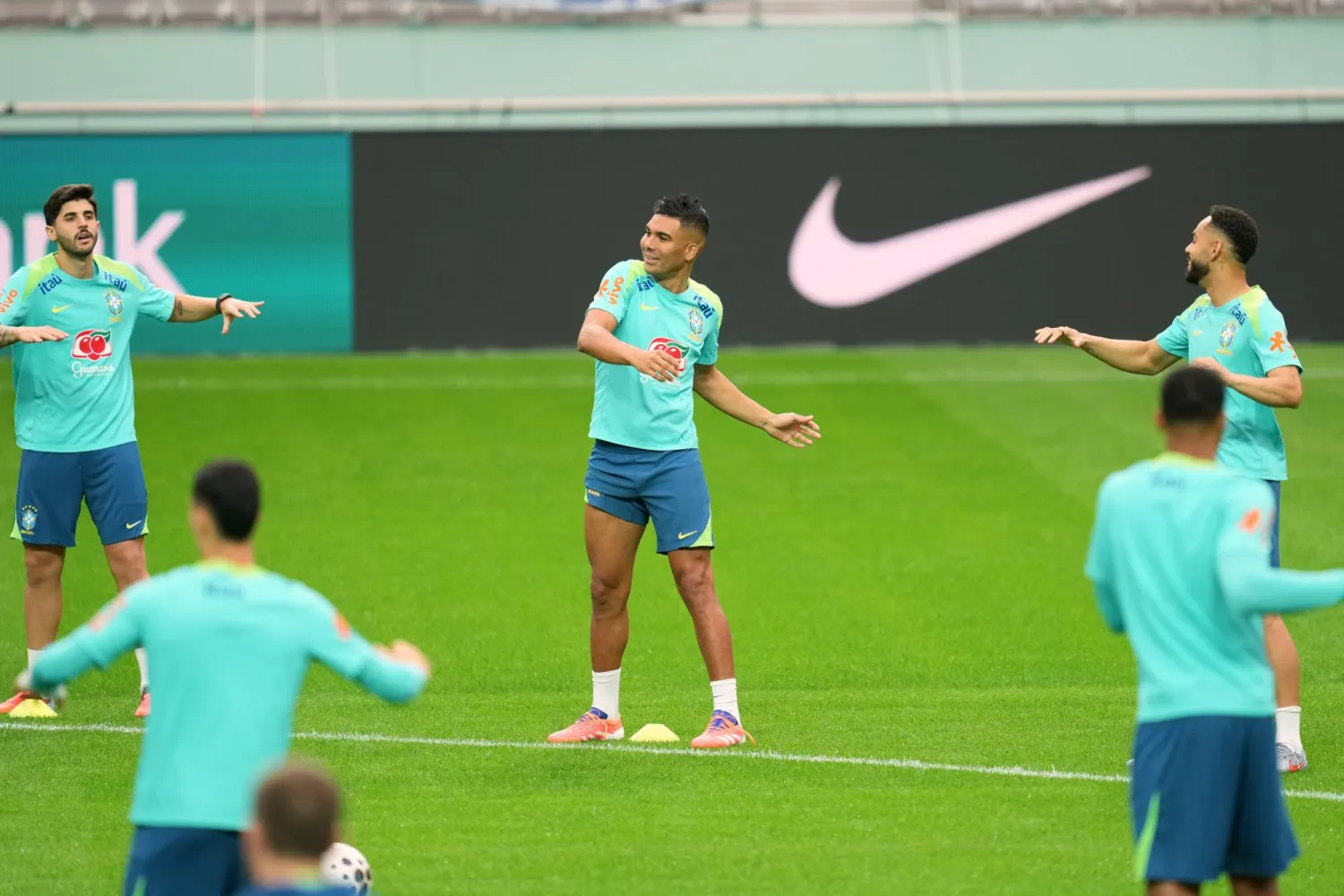 كاسيميرو خلال تدريبات المنتخب البرازيلي (أ.ب)