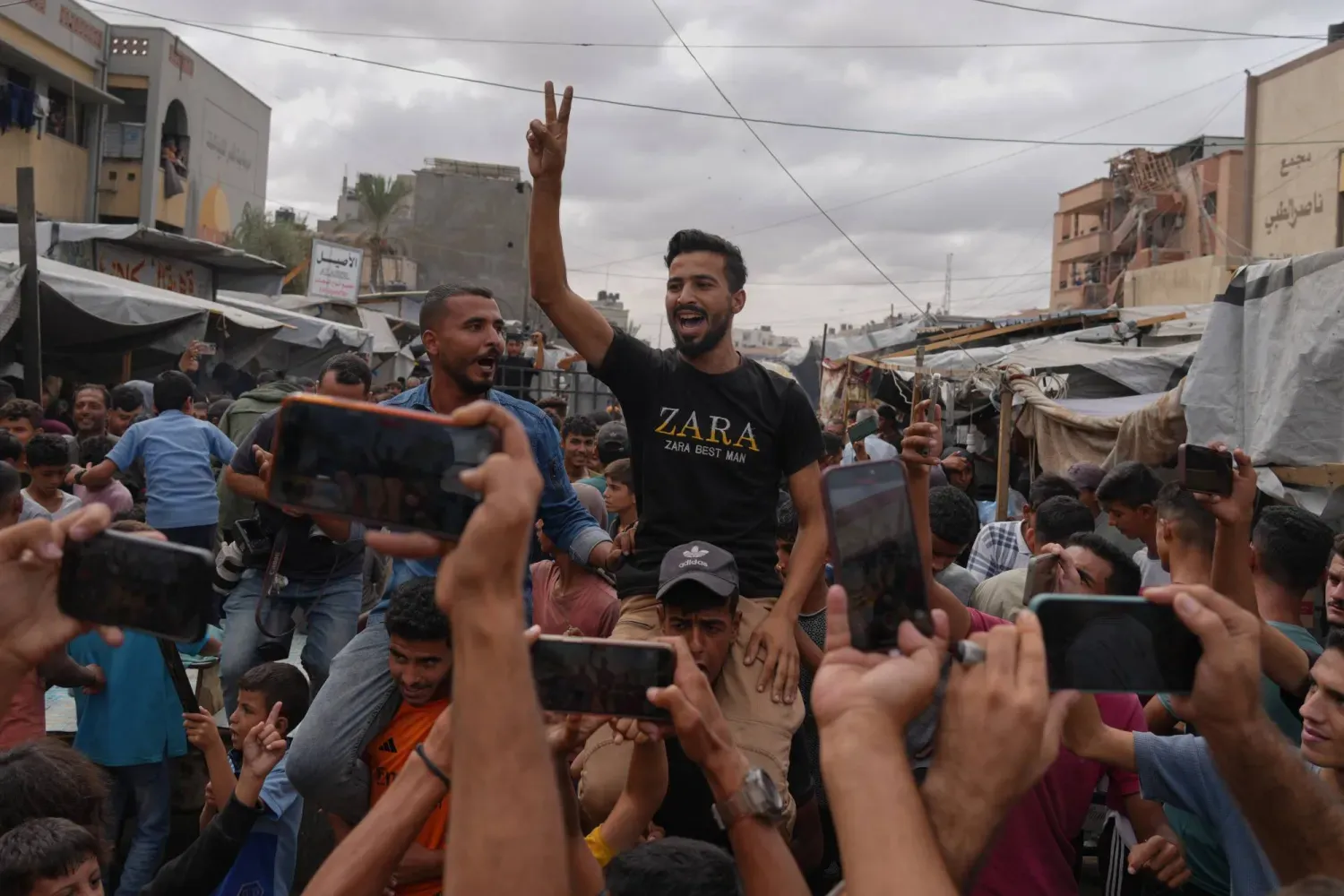 İsrail ve Hamas'ın Gazze'de ateşkes planının ilk aşaması konusunda anlaşmaya varmasının ardından kutlama yapan Filistinliler (AP)