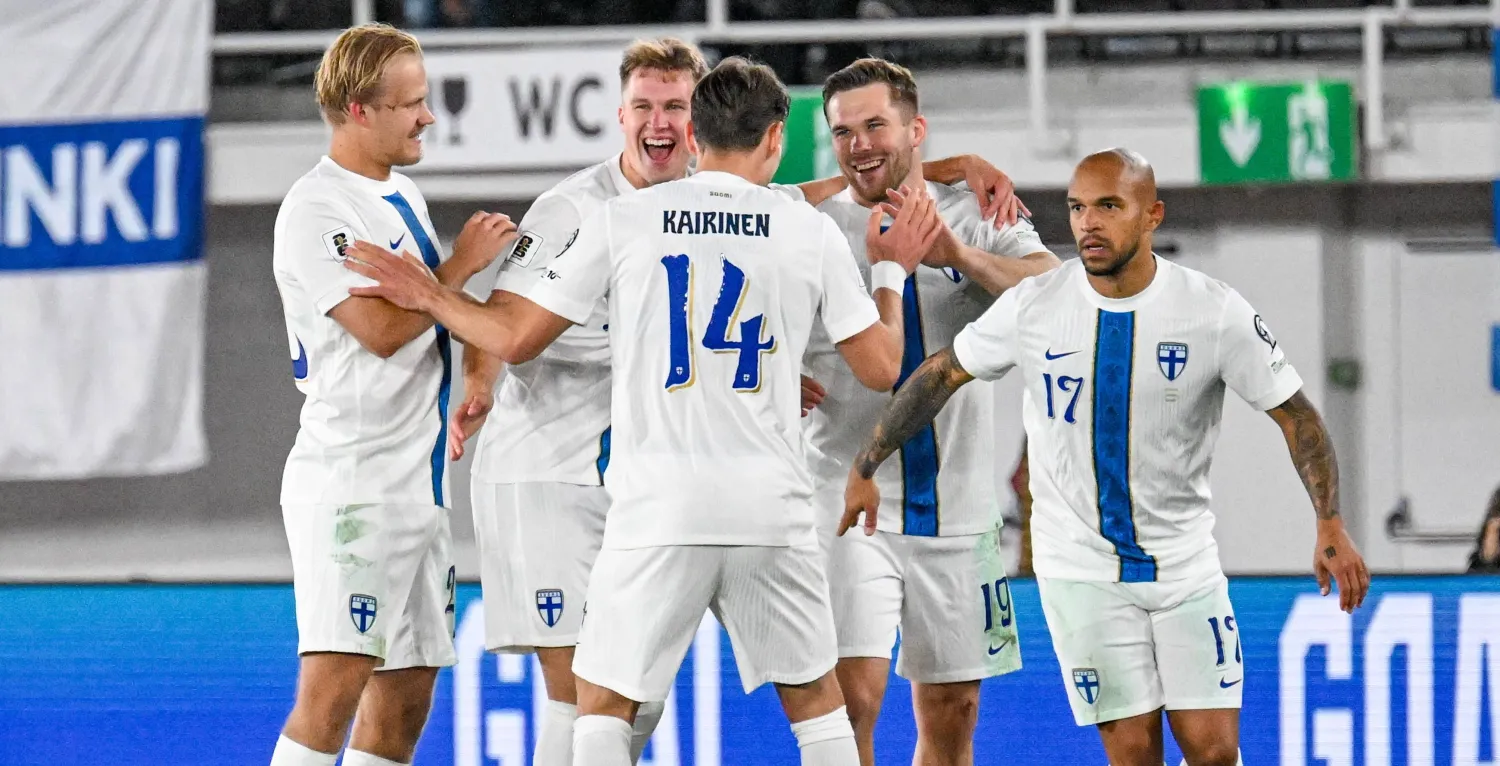 لاعبو فنلندا يحتفلون بالهدف الثاني (إ.ب.أ)