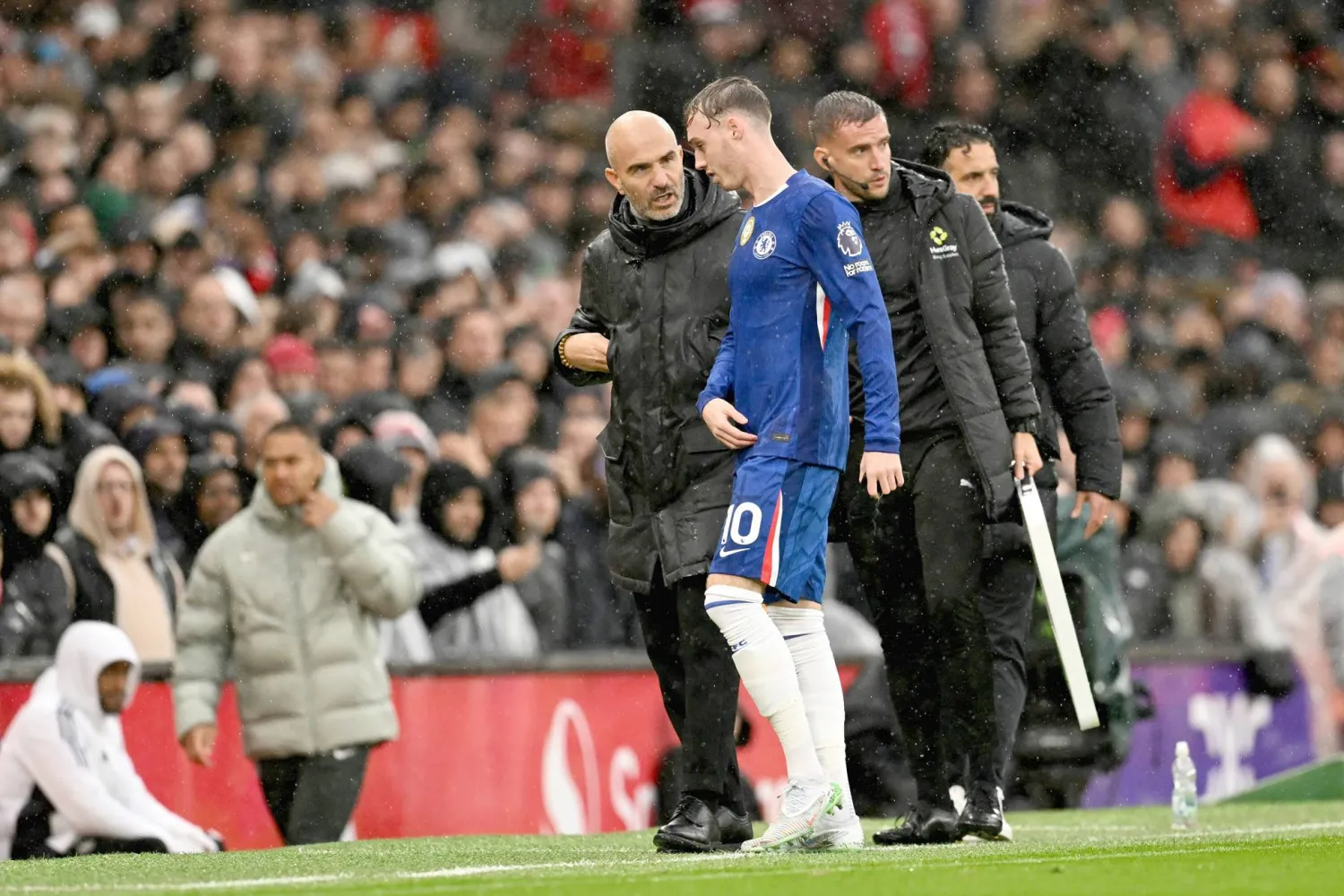 
بالمر يغادر الملعب مصاباً بصحبة مدربه ماريسكا (أ.ف.ب)