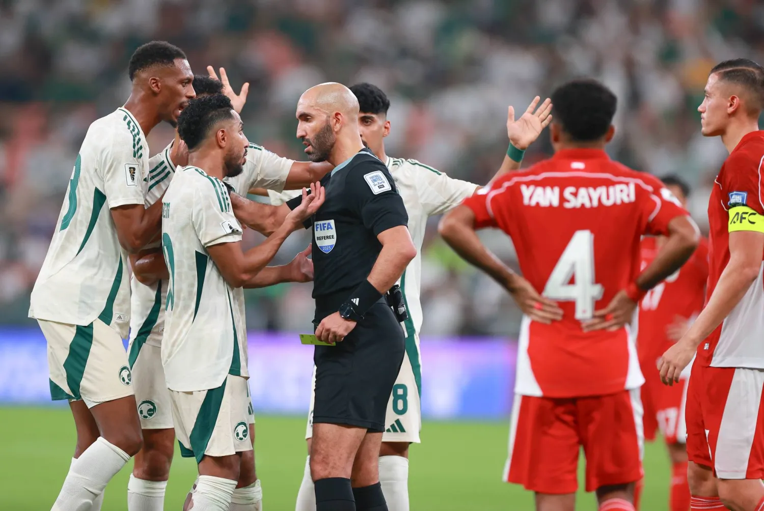 لحظة طرد كنو من المباراة (تصوير: عدنان مهدلي)