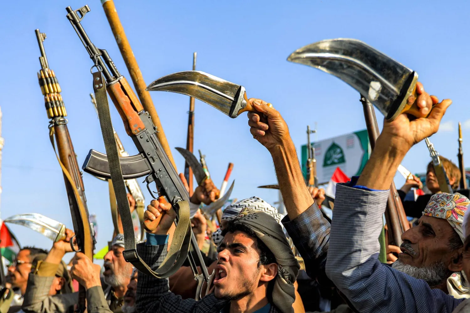 مُوالون للجماعة الحوثية خلال حشد في صنعاء دعا إليه زعيمها (أ.ف.ب)