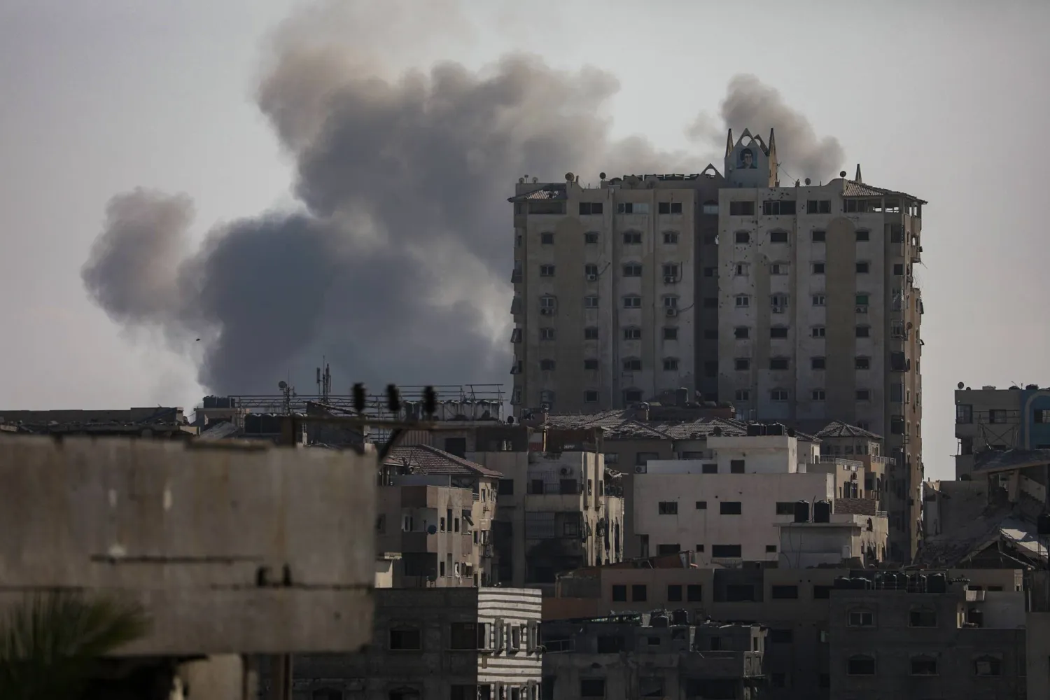الدخان يتصاعد بعد غارات إسرائيلية على مدينة غزة (إ.ب.أ)