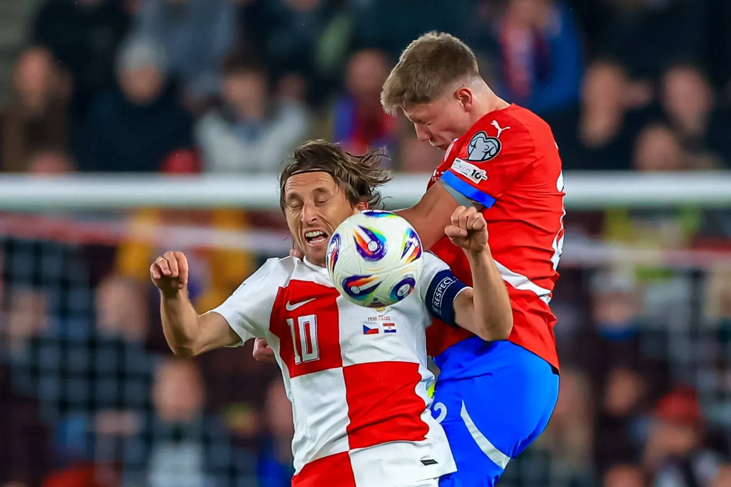 مودريتش في صراع على الكرة مع التشيكي لوكاس سيرف (إ.ب.أ)