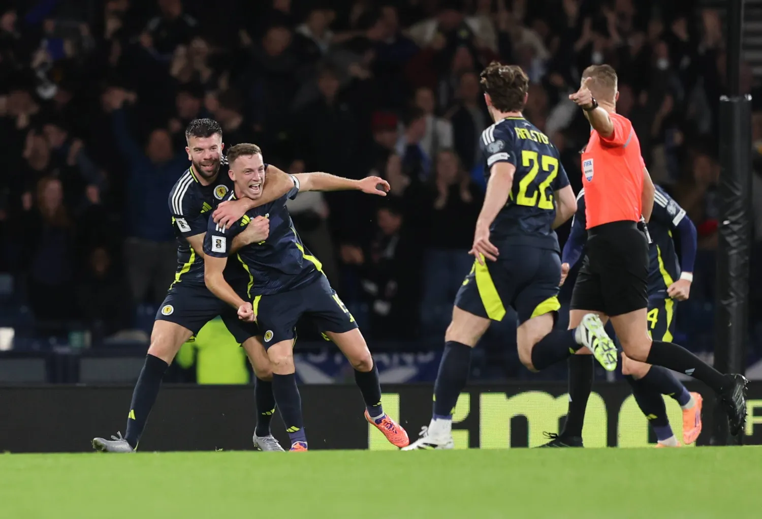 فرحة اسكوتلندية بهدف الفوز (إ.ب.أ)