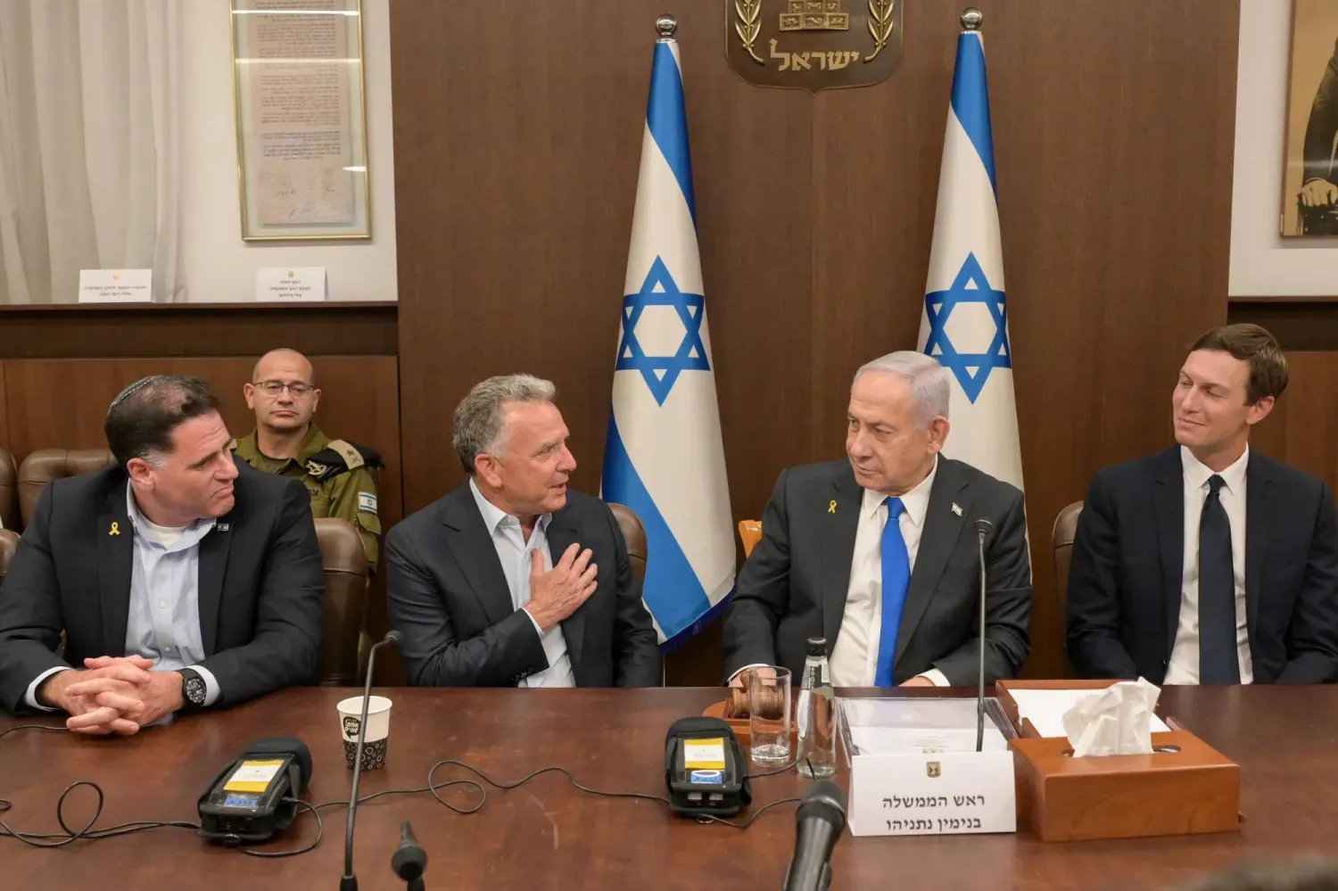 İsrail Başbakanı Binyamin Netanyahu, Kudüs'te düzenlenen İsrail kabine toplantısında ABD Başkanı Donald Trump'ın Ortadoğu Özel Temsilcisi Steve Witkoff, başkanın damadı Jared Kushner ve Dışişleri Bakanı Ron Dermer ile bir araya geldi.