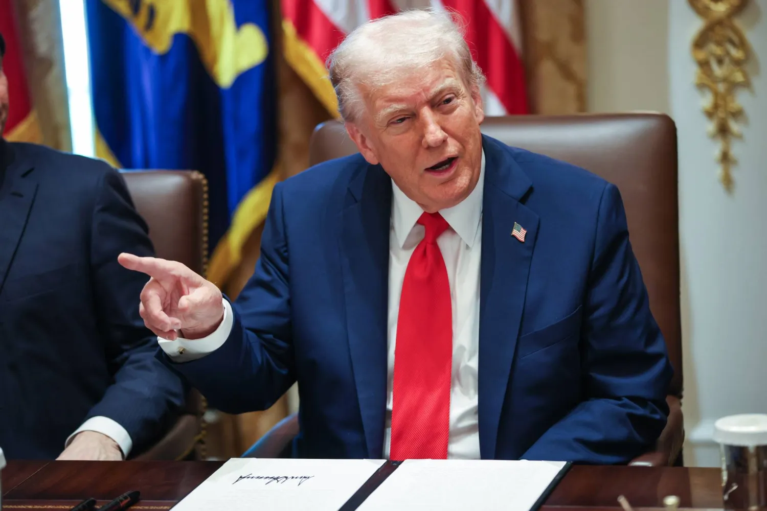 الرئيس الأميركي دونالد ترمب خلال اجتماع مع الوزراء في البيت الأبيض (إ.ب.أ)