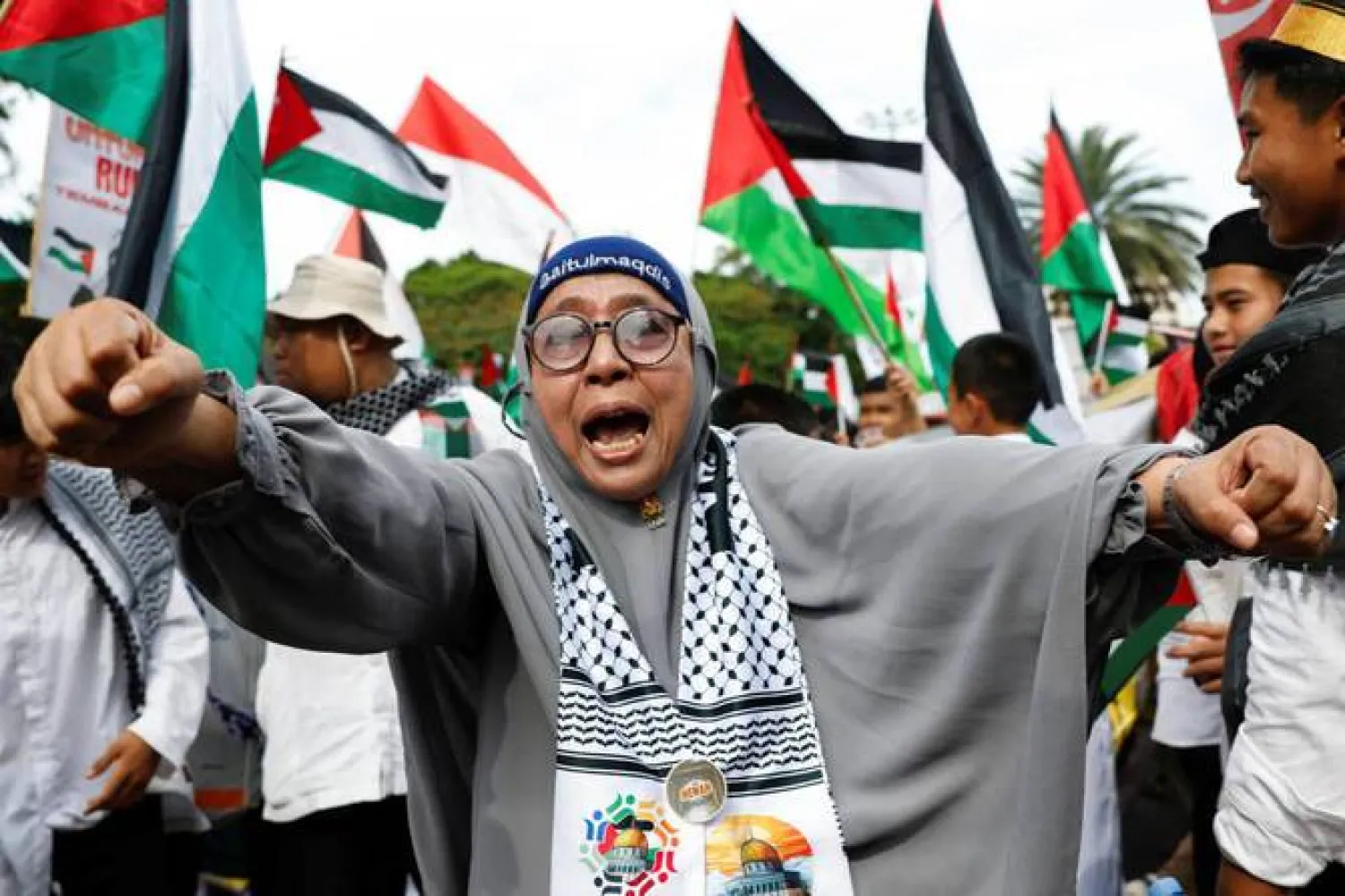 A woman reacts during a protest in solidarity with Palestinians in Gaza on the second anniversary of the war that began after Hamas' attack on Israel on October 7, 2023, outside the US Embassy in Jakarta, Indonesia, October 7, 2025. REUTERS/Ajeng Dinar Ulfiana
