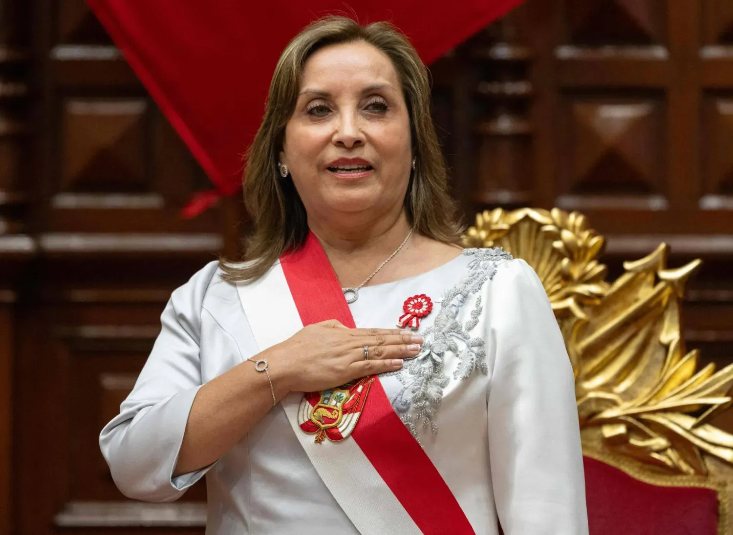 Peru Devlet Başkanı Dina Boluarte, Lima'daki Ulusal Kongre'de Ulusal Bağımsızlık Günü konuşmasını yapmak üzere gelirken selamlama yapıyor... Peru 28 Temmuz 2024 (AFP)