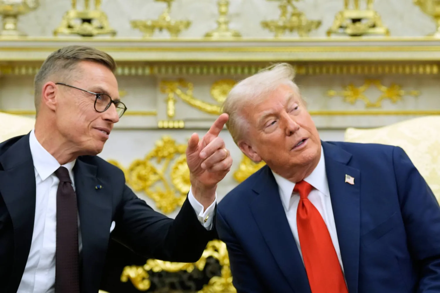 الرئيس الأميركي دونالد ترمب (يمين) والرئيس الفنلندي ألكسندر ستاب يتحدثان أثناء لقائهما في المكتب البيضاوي بالبيت الأبيض (أ.ب)