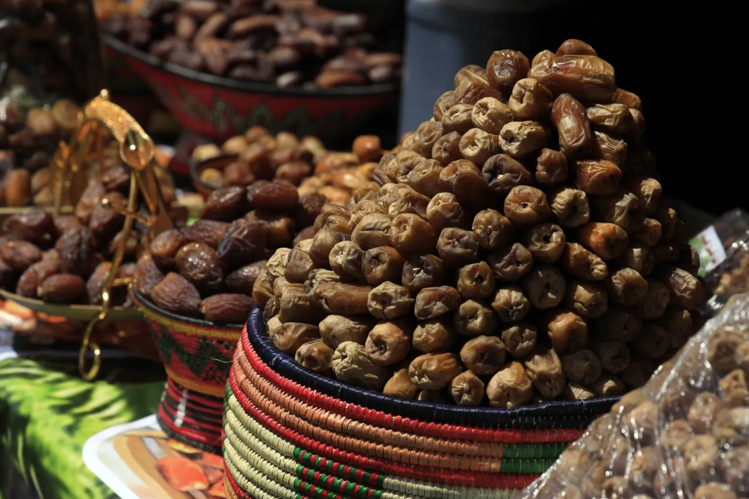 أنواع مختلفة من التمور معروضة للبيع خلال معرض الفاكهة في صنعاء (إ.ب.أ)