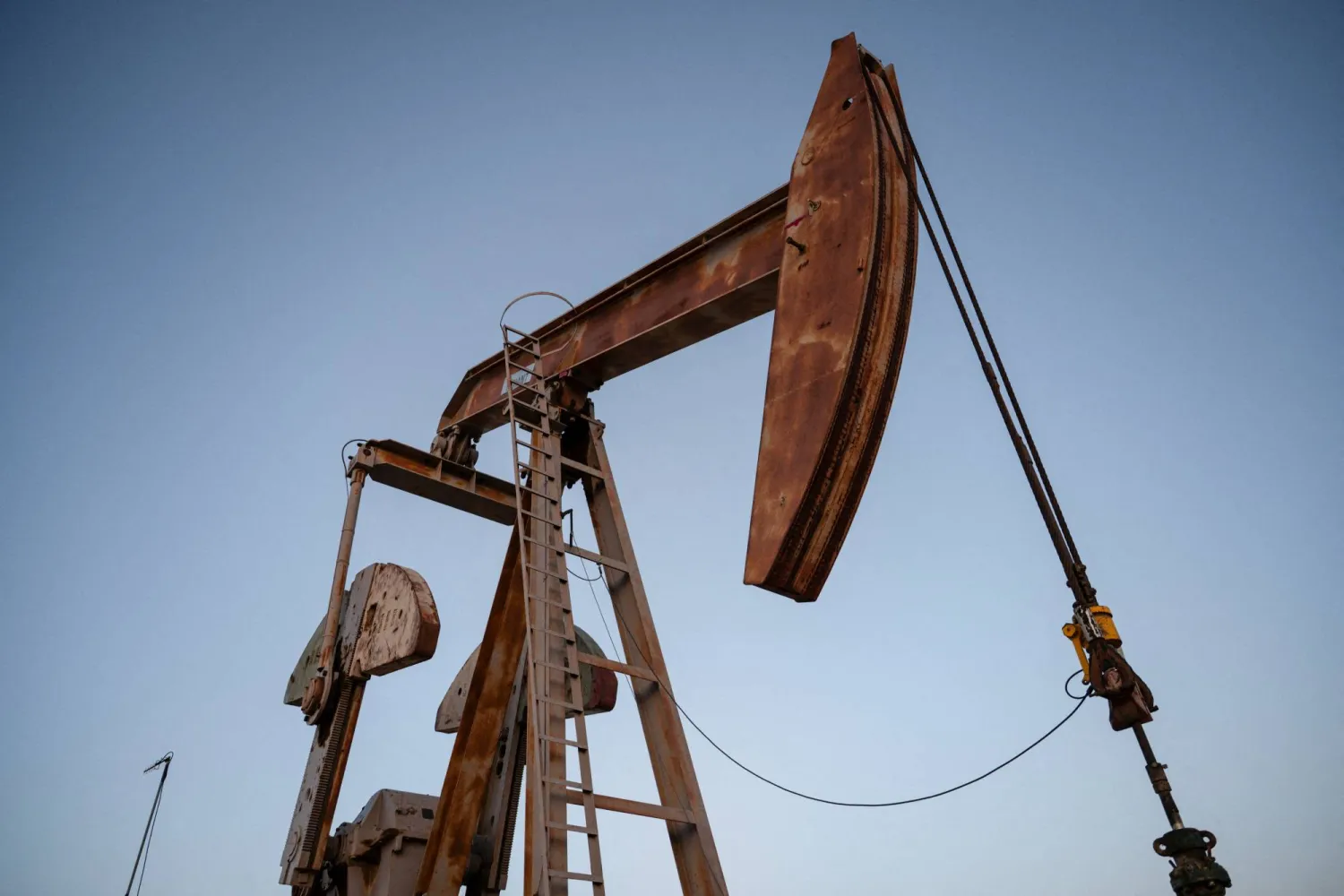 FILE PHOTO: A pump jack operates outside of Midland, Texas, US June 11, 2025. REUTERS/Eli Hartman/File Photo