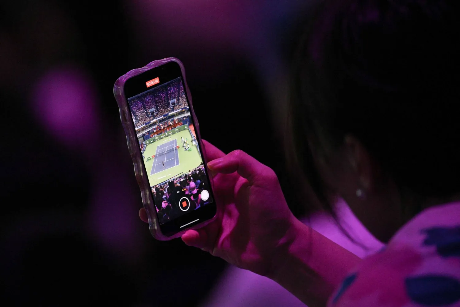 صورة تختصر القلق من جيل يعيش خلف الشاشات (أ.ف.ب)