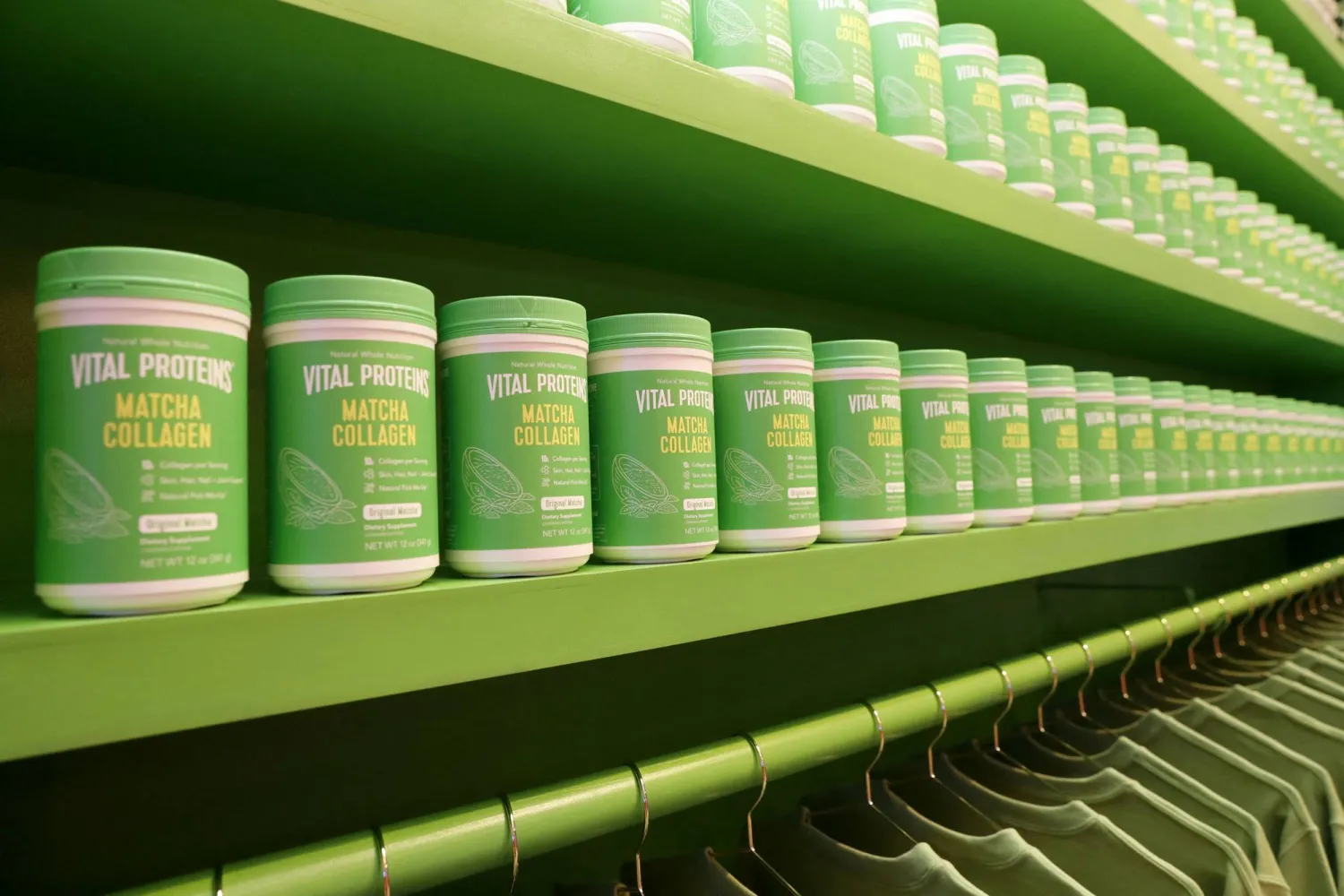 شاي الماتشا مفيد للصحة لغناه بالفيتامينات والمعادن ومضادات الأكسدة التي تُعزّز صحة الجسم سواءً لمرتادي الصالات الرياضية أو للرياضيين عموماً (أ.ف.ب)