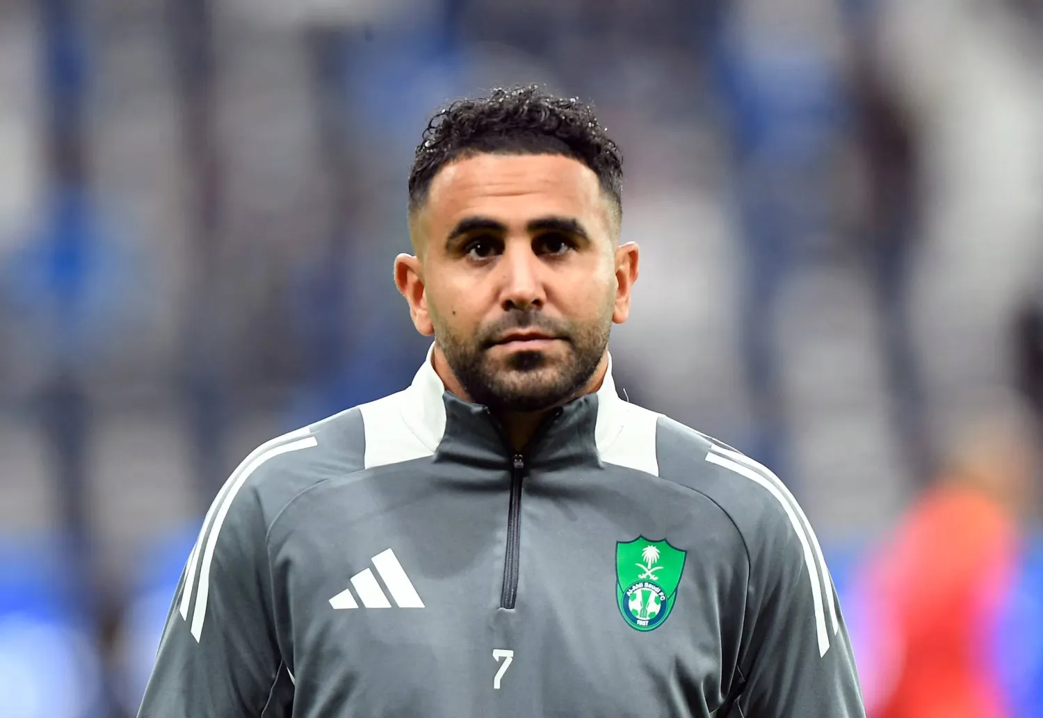 رياض محرز قائد الجزائر (رويترز)