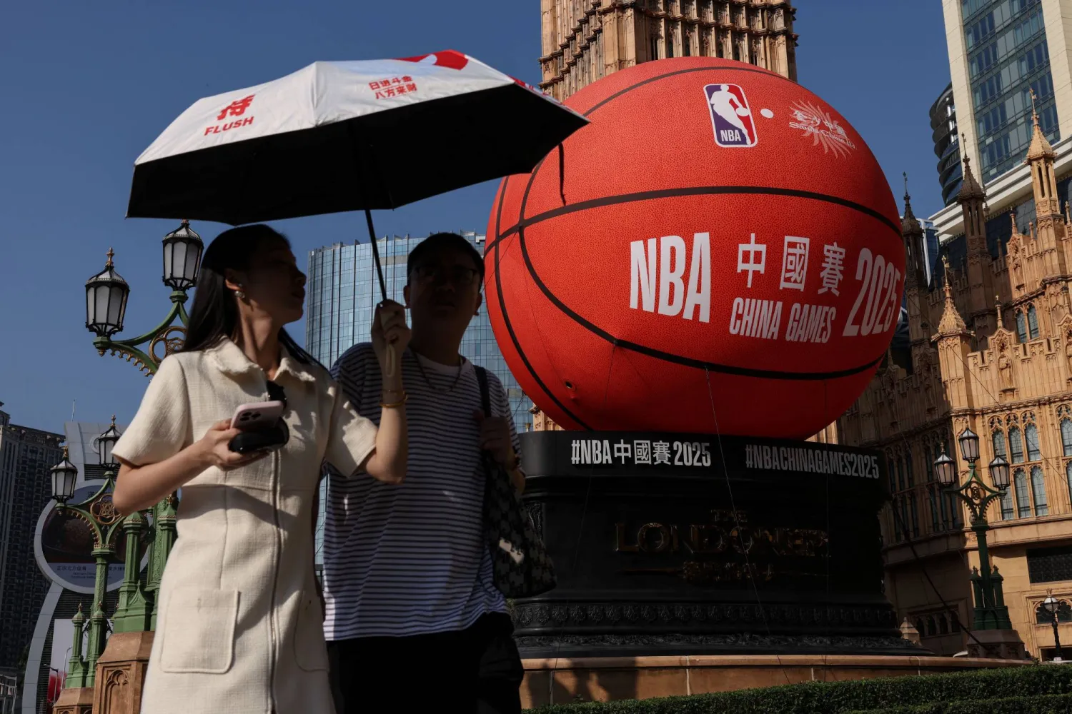 مكاو تعيش على وقع إقامة مباراتين من «إن بي إيه» بالمدينة (رويترز)