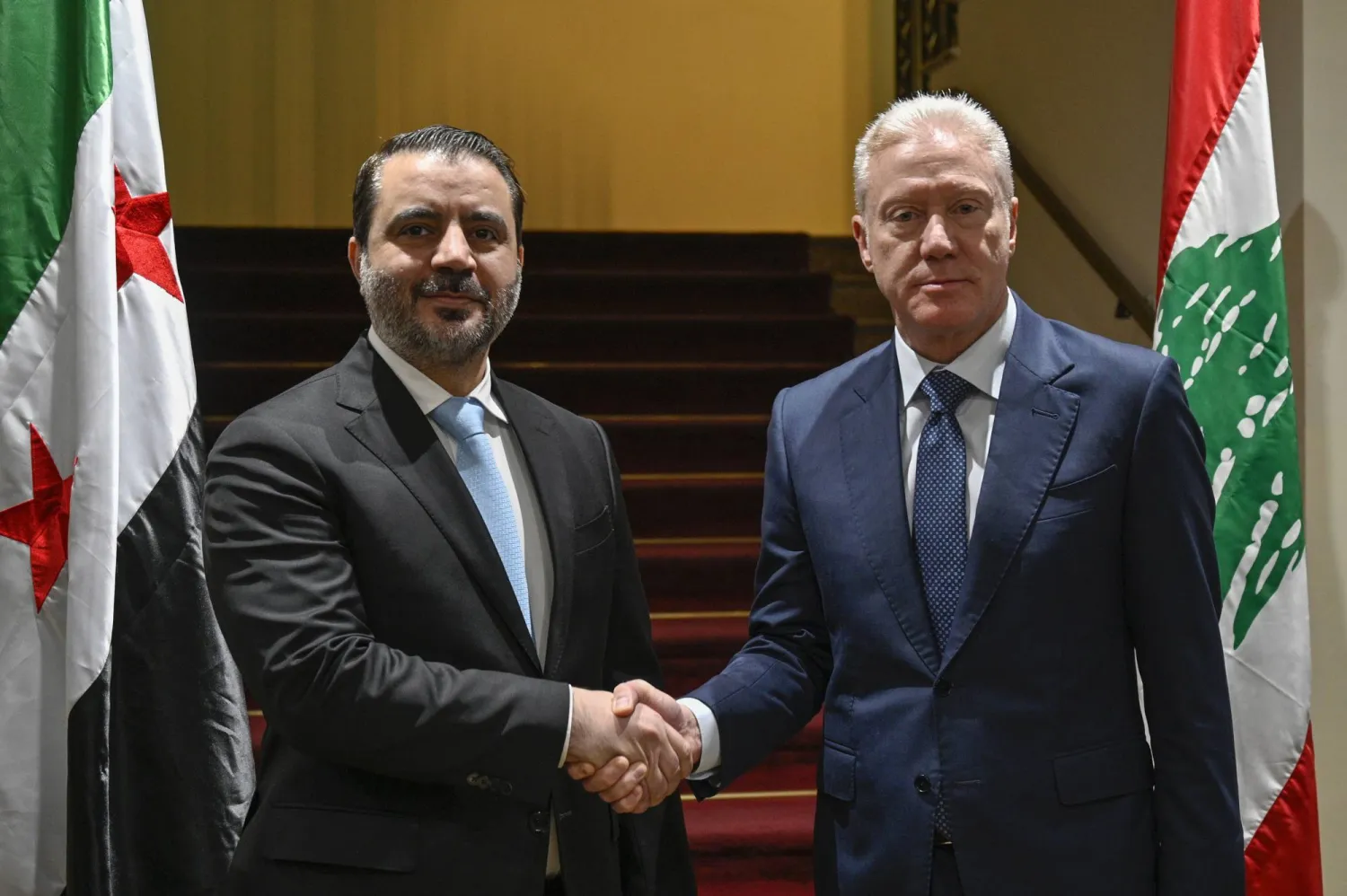 وزير الخارجية والمغتربين اللبناني يوسف رجي (يمين) يصافح نظيره السوري أسعد الشيباني في وزارة الخارجية اللبنانية في بيروت 10 أكتوبر 2025 (إ.ب.أ)