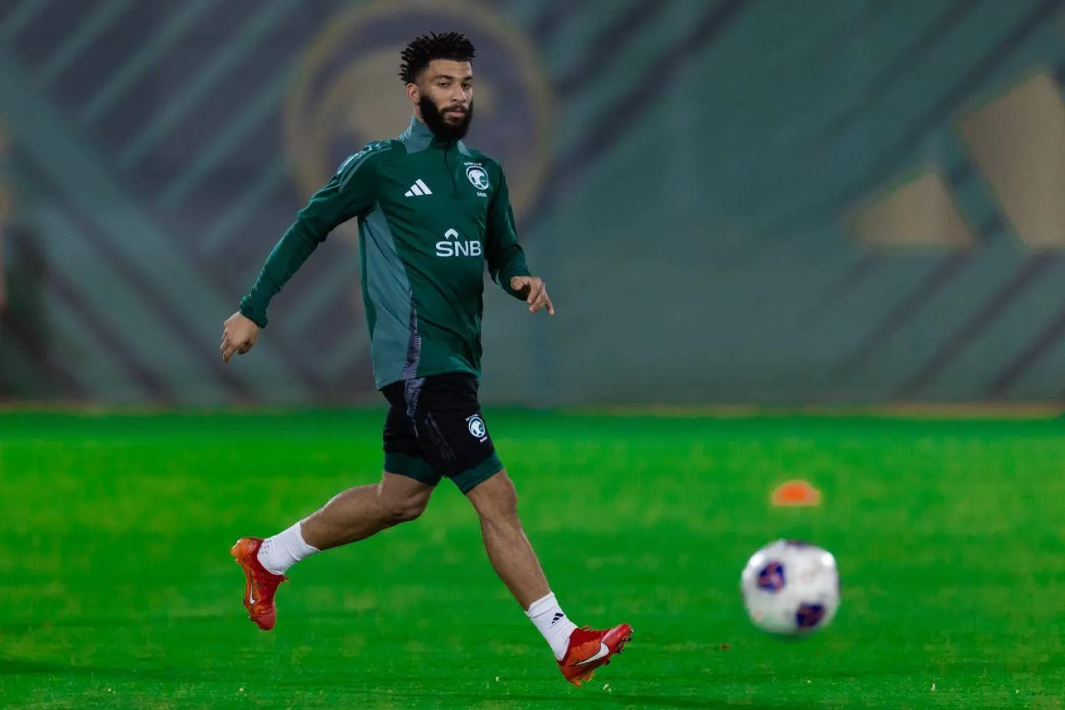 عبد الرحمن العبود خارج معسكر الأخضر (الشرق الأوسط)